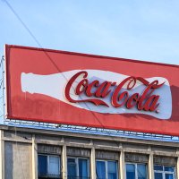 Coca Cola logoen på et billboard i sola