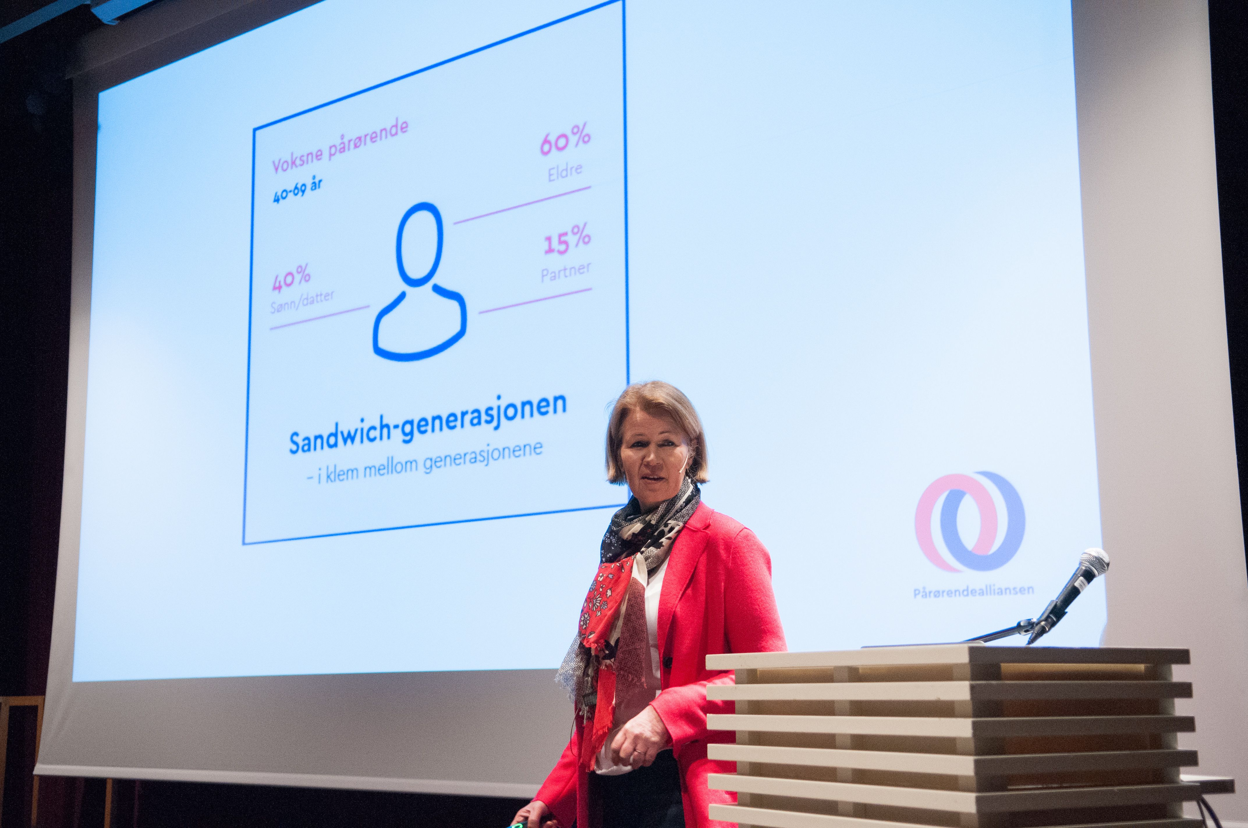 Anita Vatland som presenterer funnene fra Pårørendealliansen sin undersøkelse på Litteraturhuset i Oslo. Foto