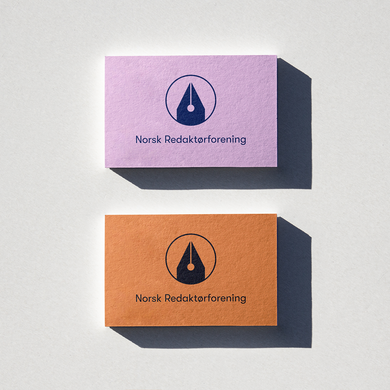 two business cards with the words norsk redaktørforening on them