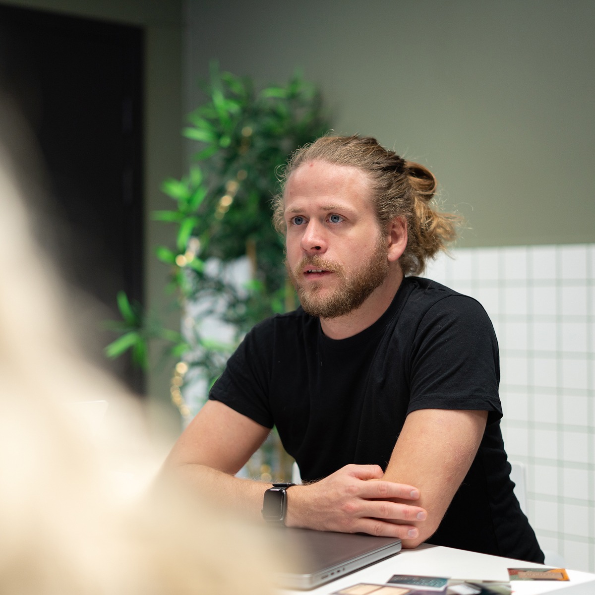 Sigurd, daglig leder i Kult Byrå, sitter i en workshop og følger med