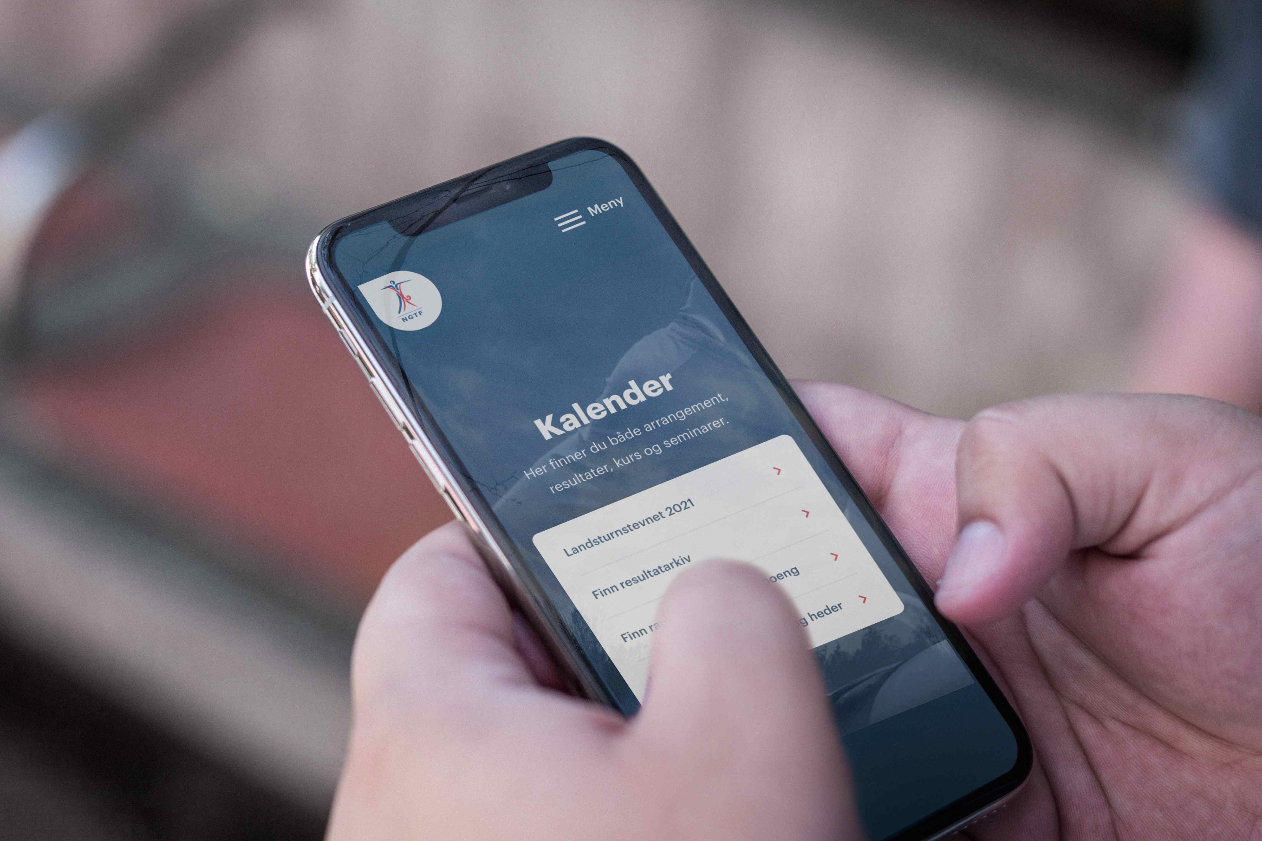 Person bruker mobilversjonen av nettsiden til NGTF