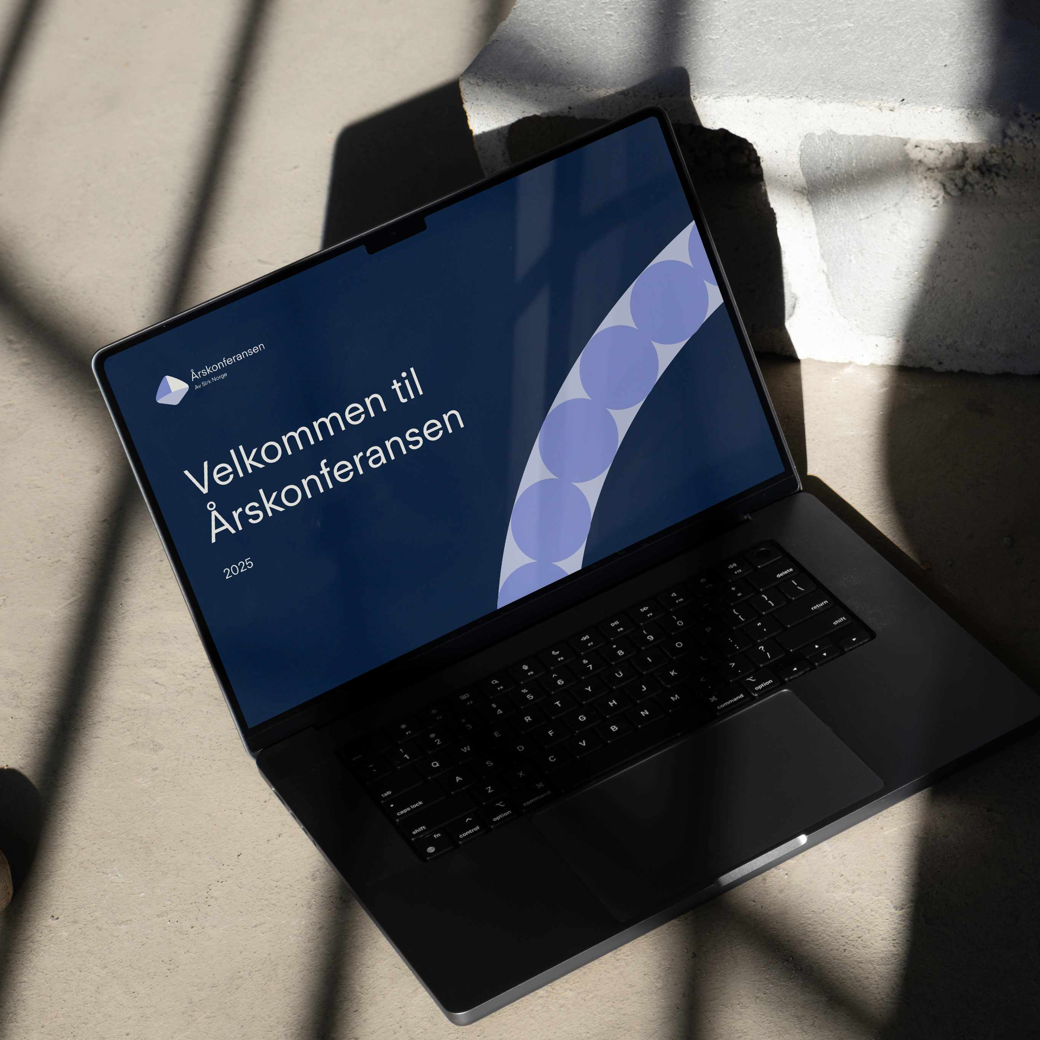 a laptop is open to a page that says velkommen til årskonferansen