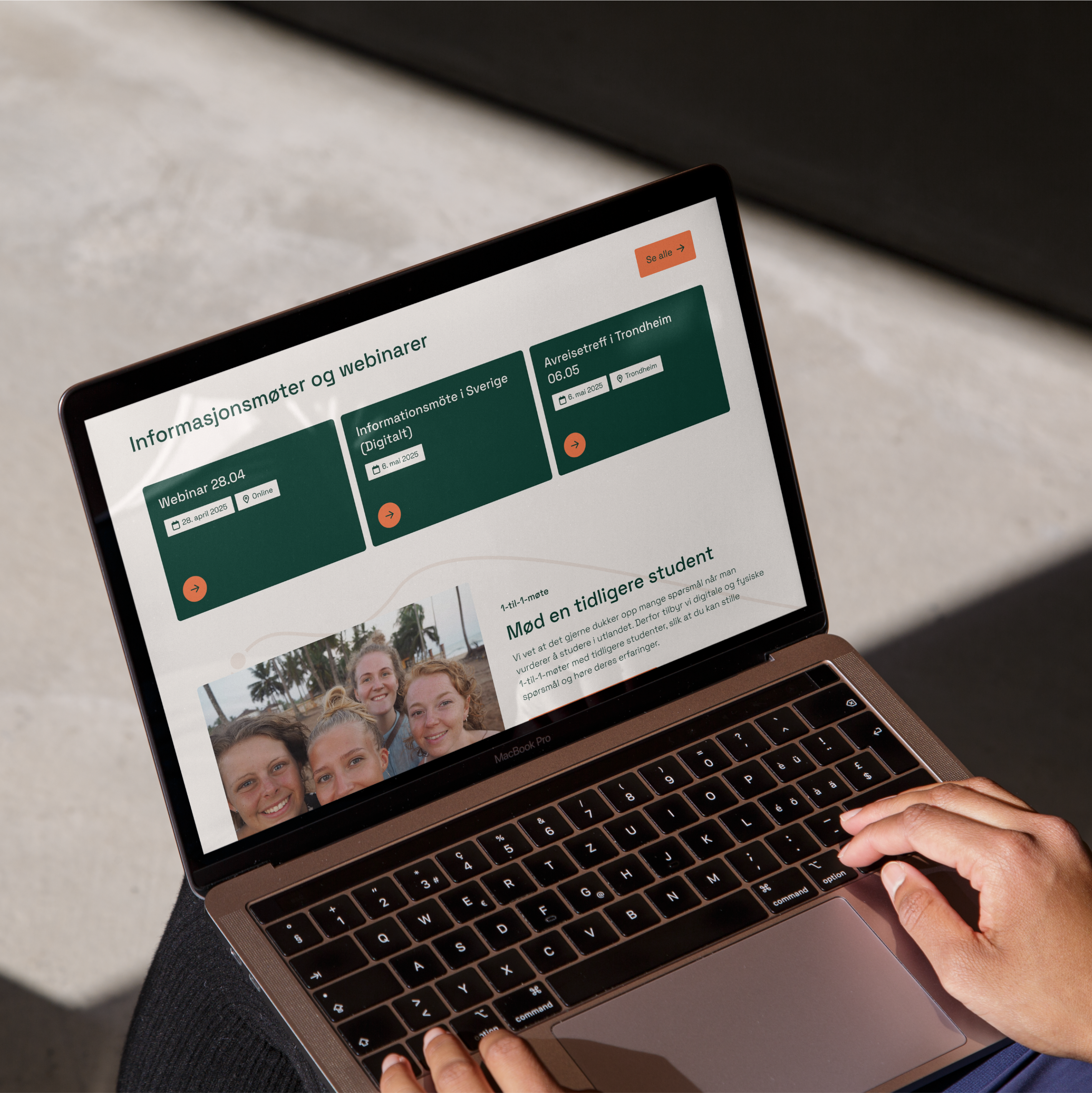 a person is typing on a laptop with informationsmater og webinarer on the screen