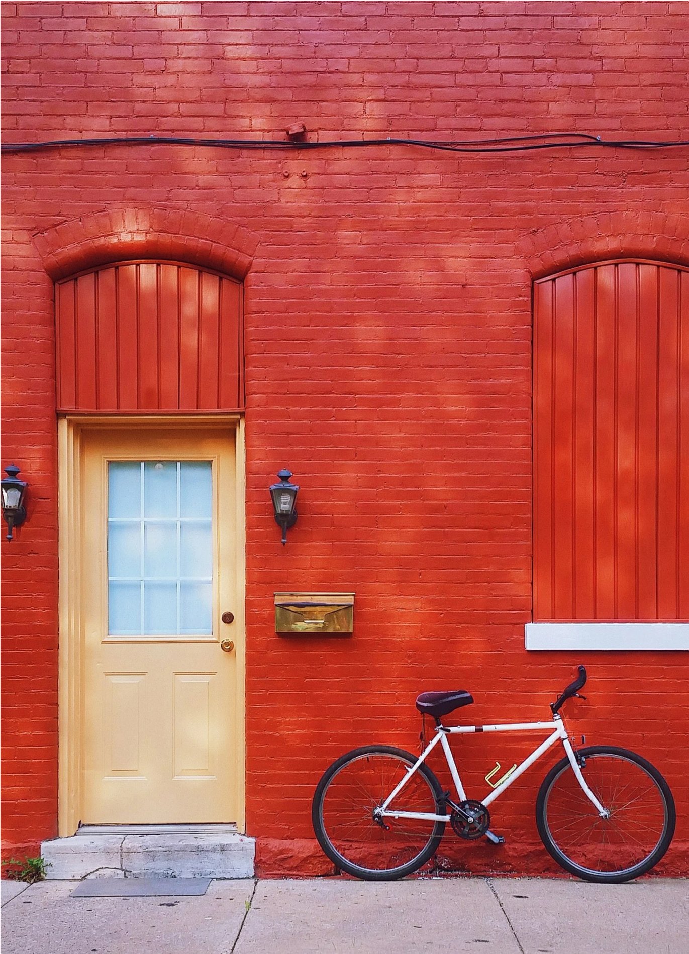 En rød vegg og en sykkel. 