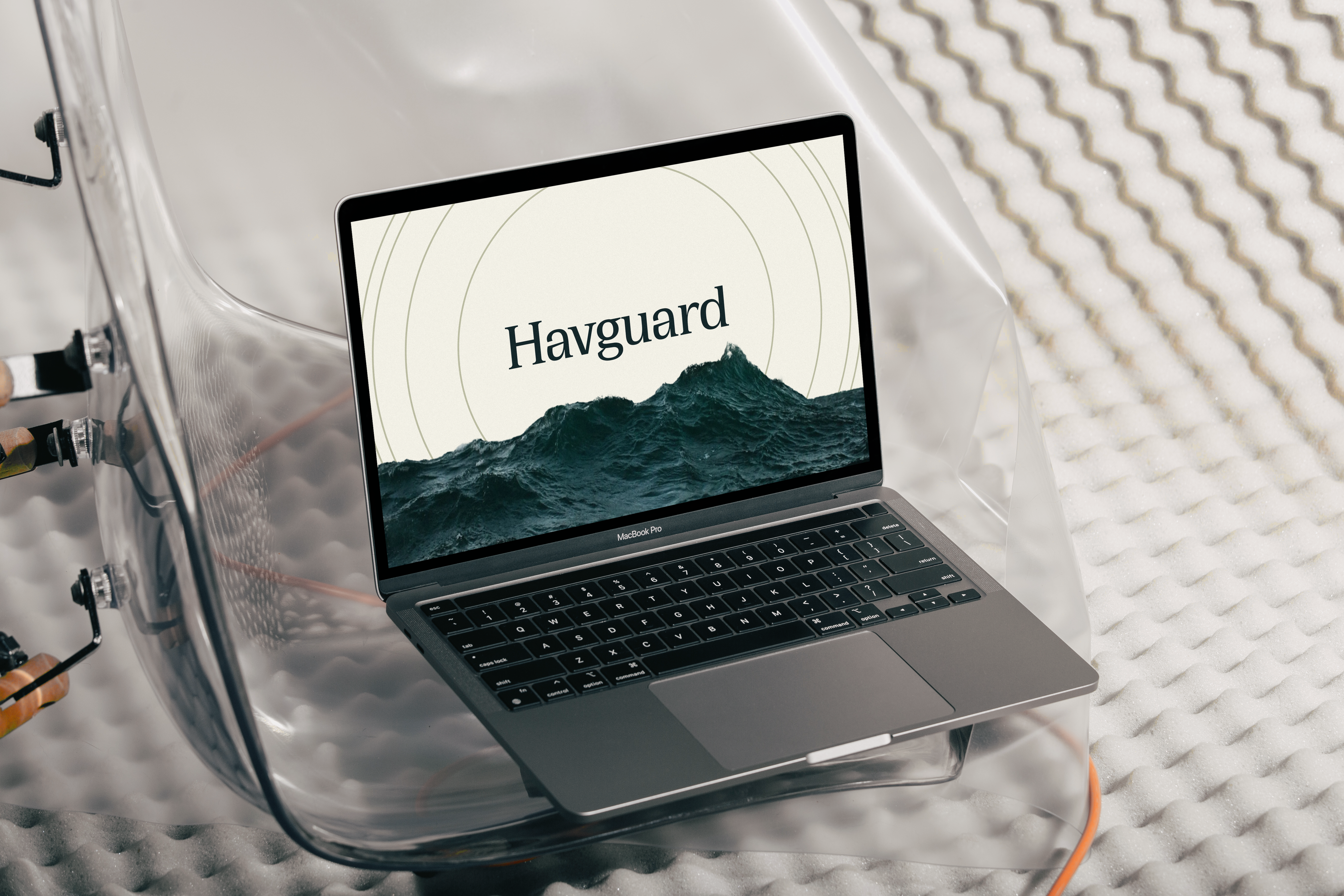 Realistisk mockup av PC skjerm med teksten "Havguard"