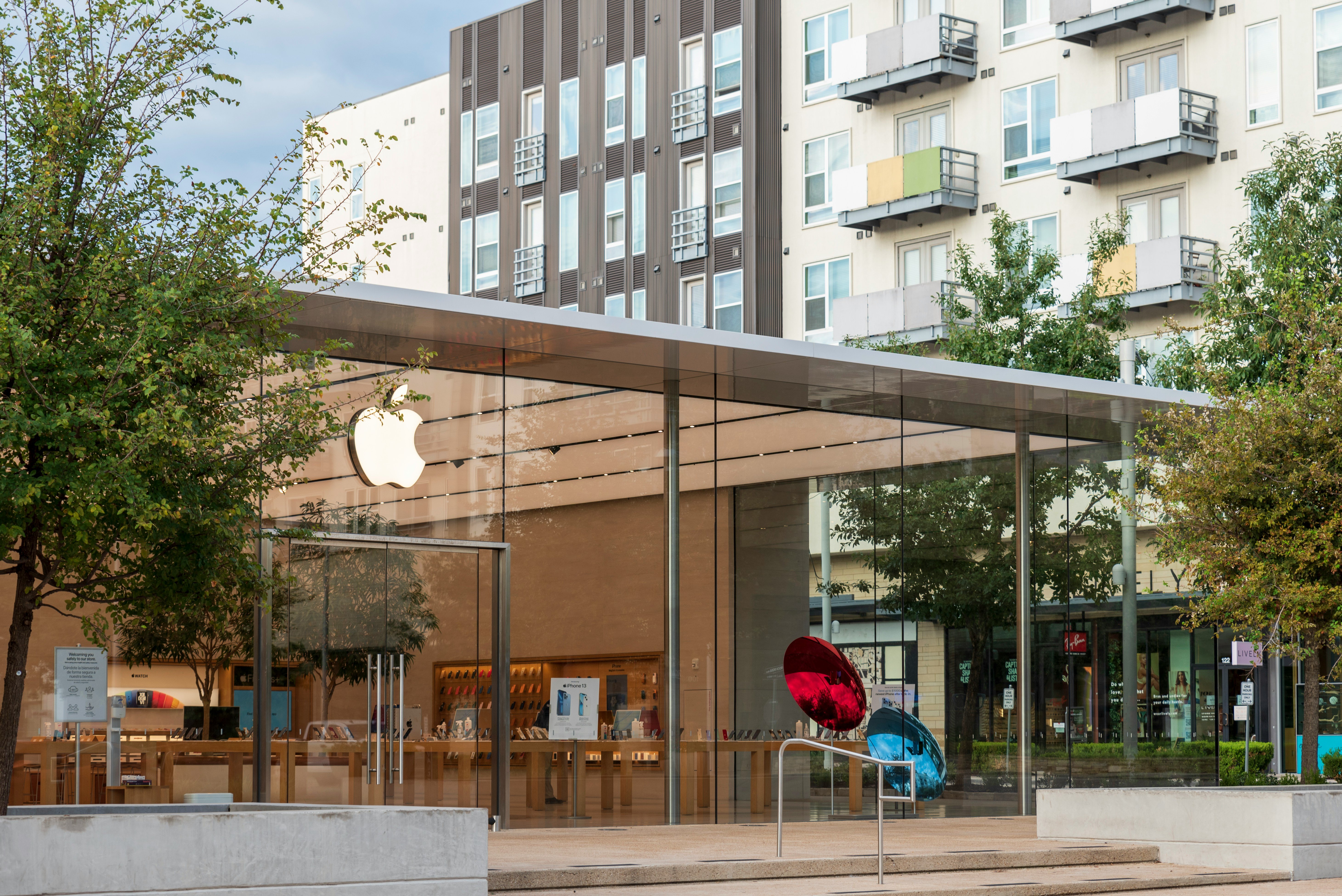 En apple store i en annen storyby, som ser helt lik ut som den forrige Apple Storen vi så bilde av. Foto.
