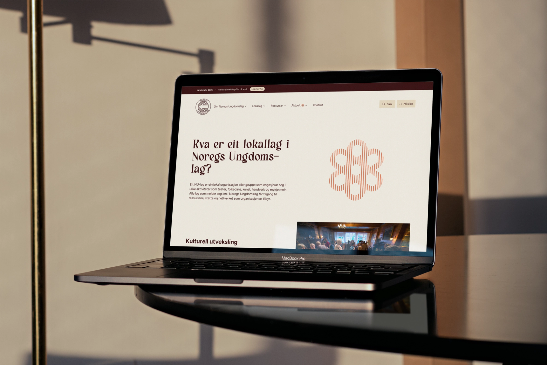a laptop is open to a page that says kva er ein lokallag i norges ungdomslag