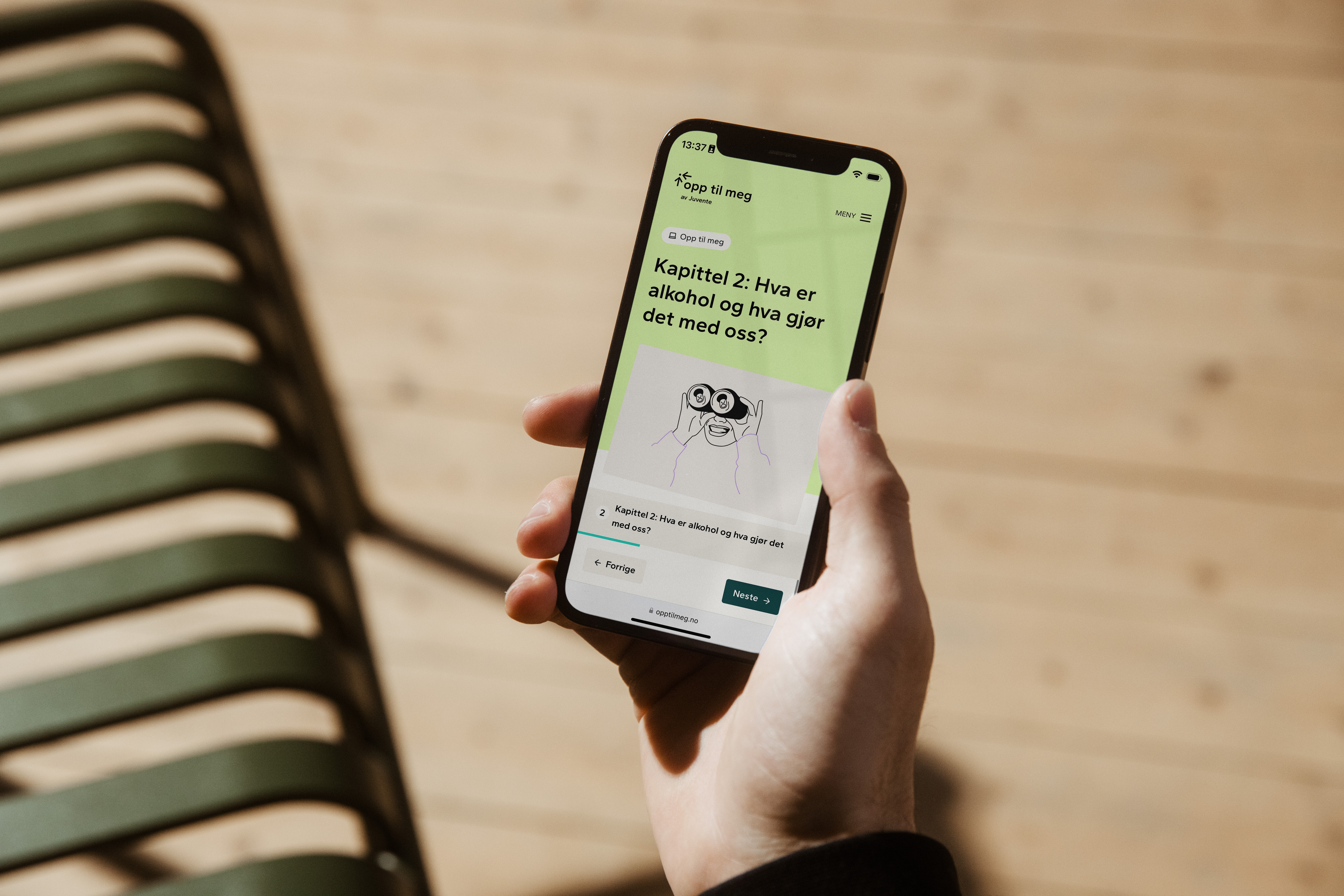 En person holder en mobil som representerer starten på et kapittel