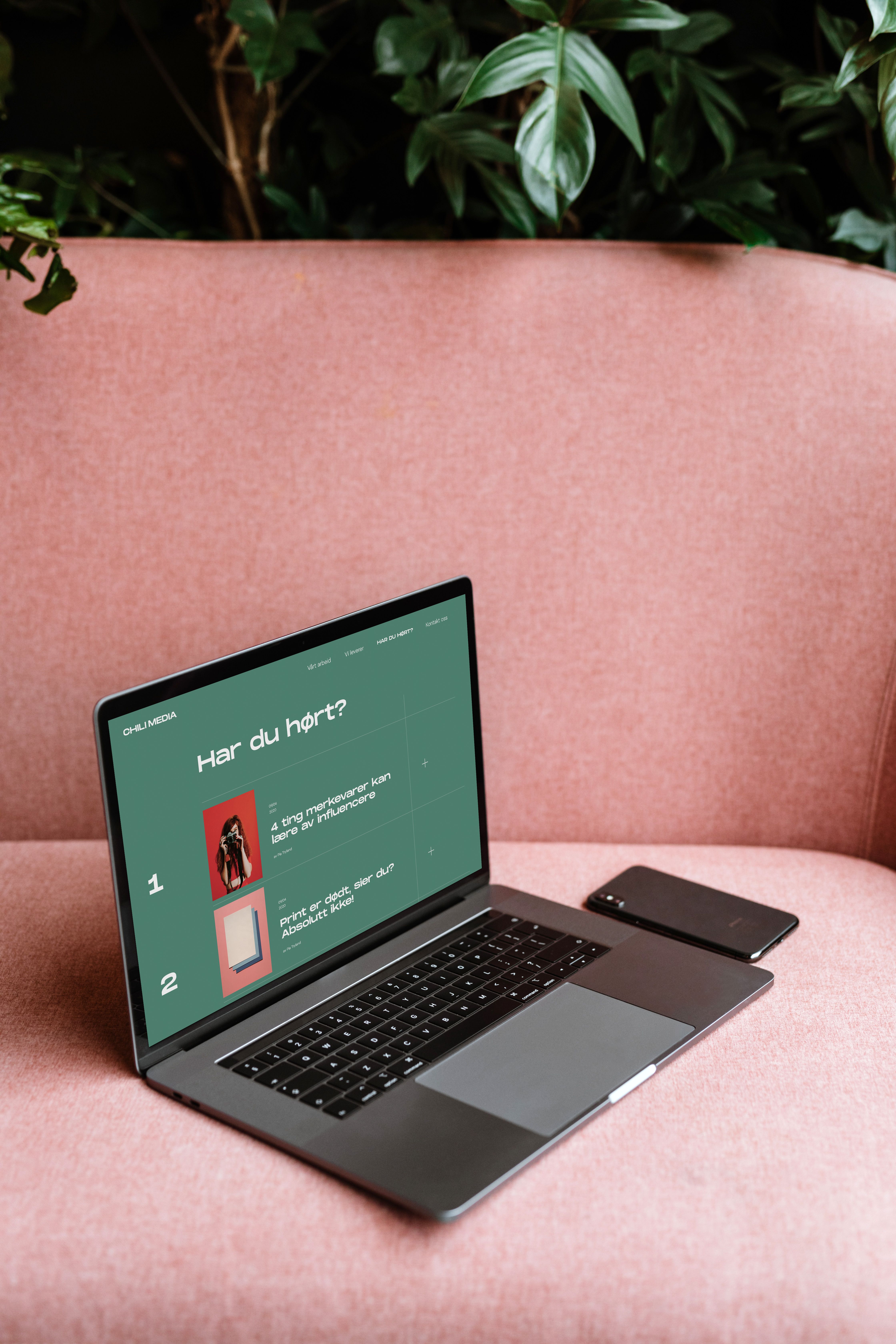 Laptop med eksempelside av chilimedia.no på skjermen. Foto