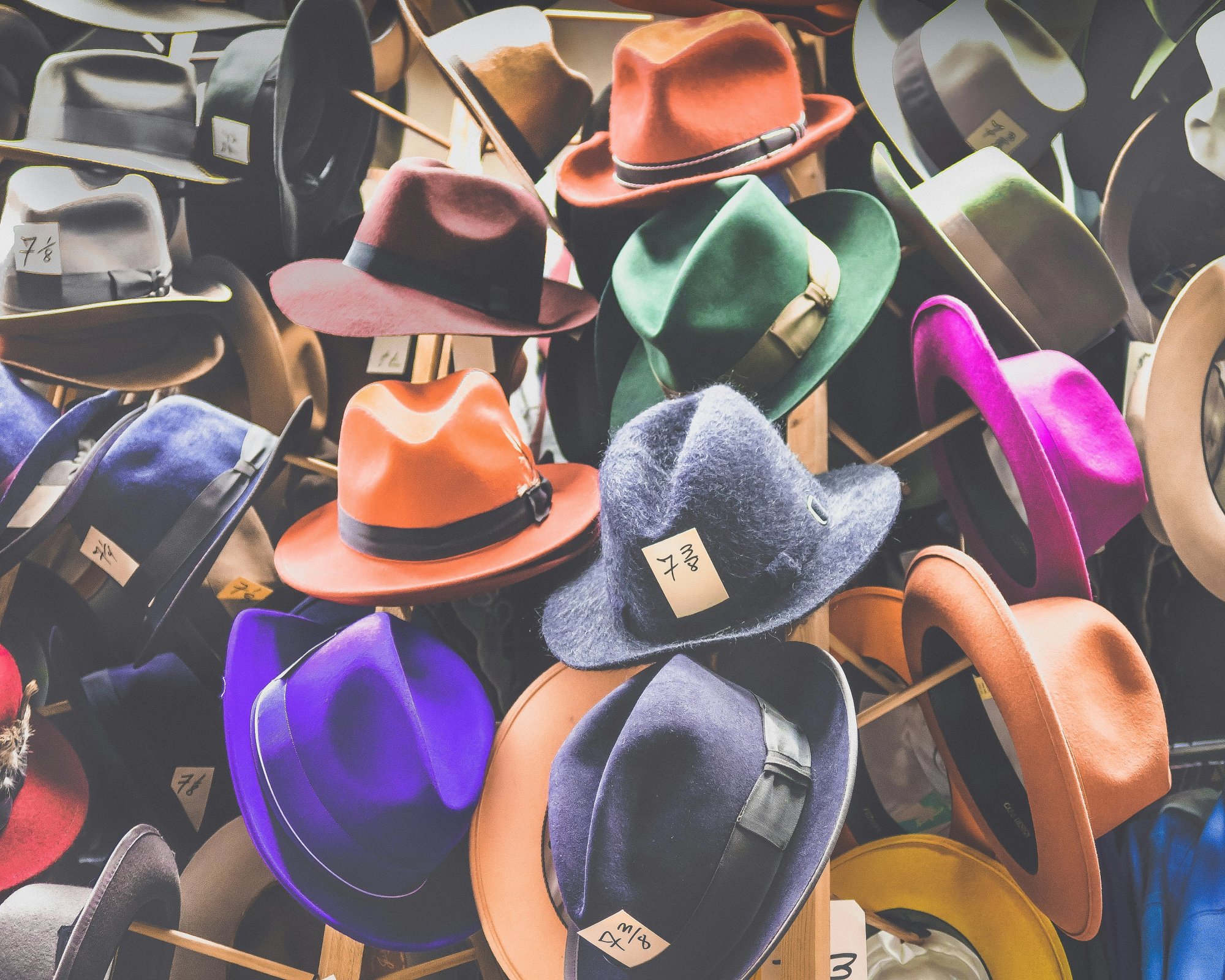 en haug med forskjellige fargede hatter er stablet oppå hverandre.