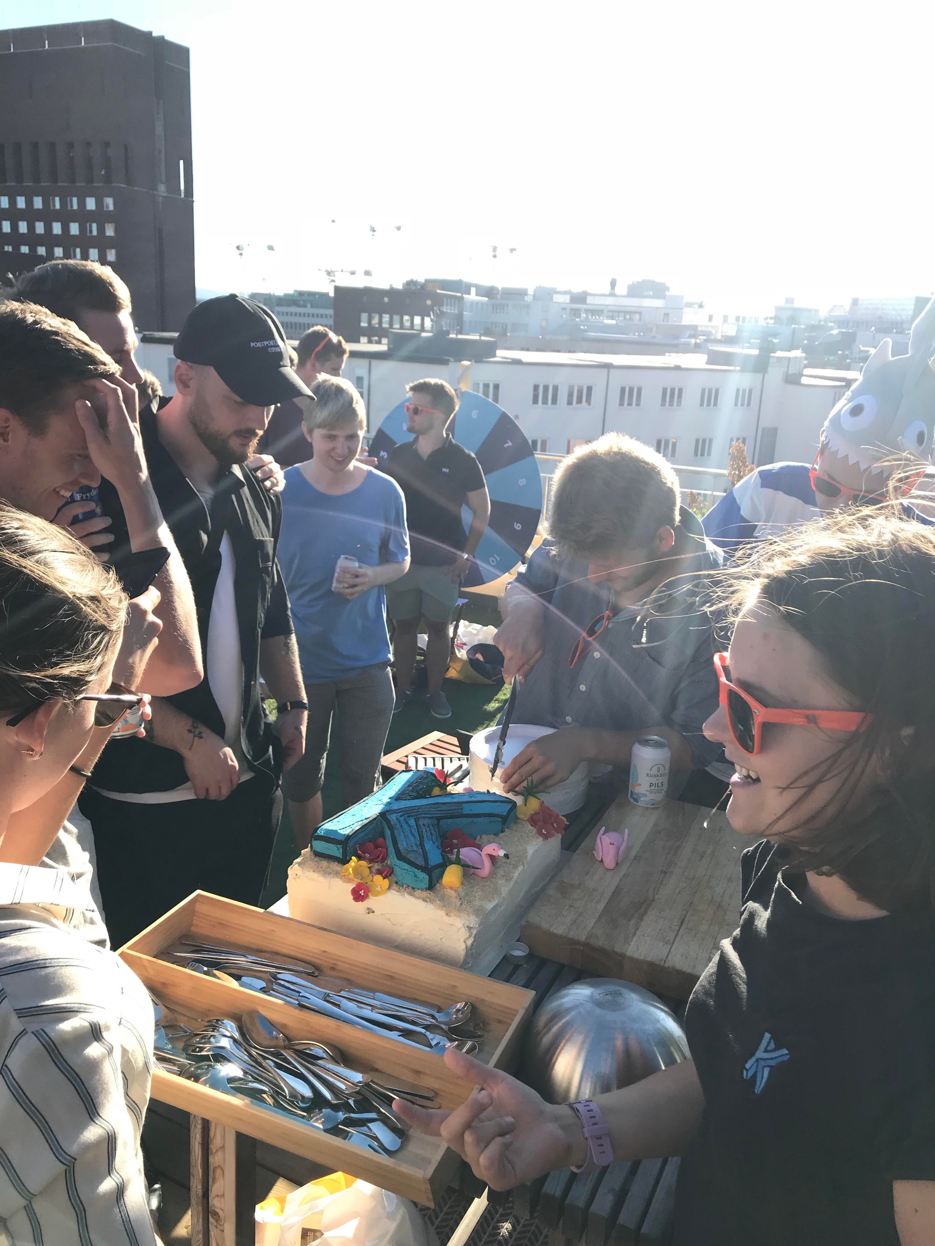 Bilde fra Kult sin sommerfest med en flott kake.