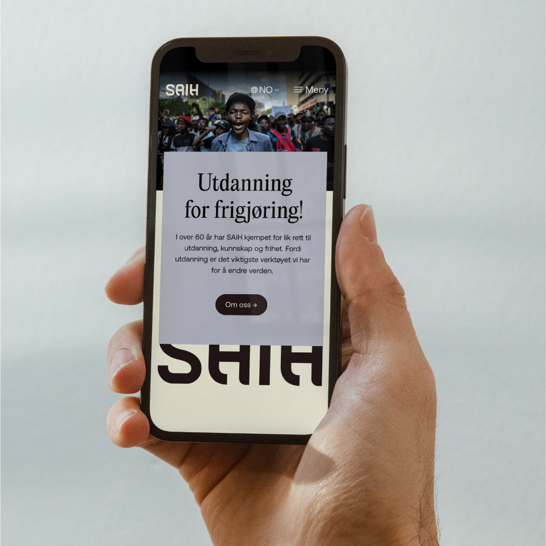 Iphone med forsiden til SAIH
