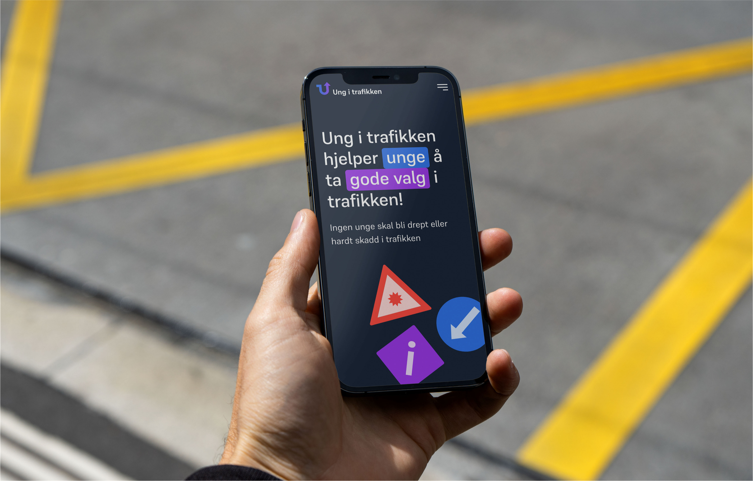 a person holding a cell phone with ung i trafikken on the screen