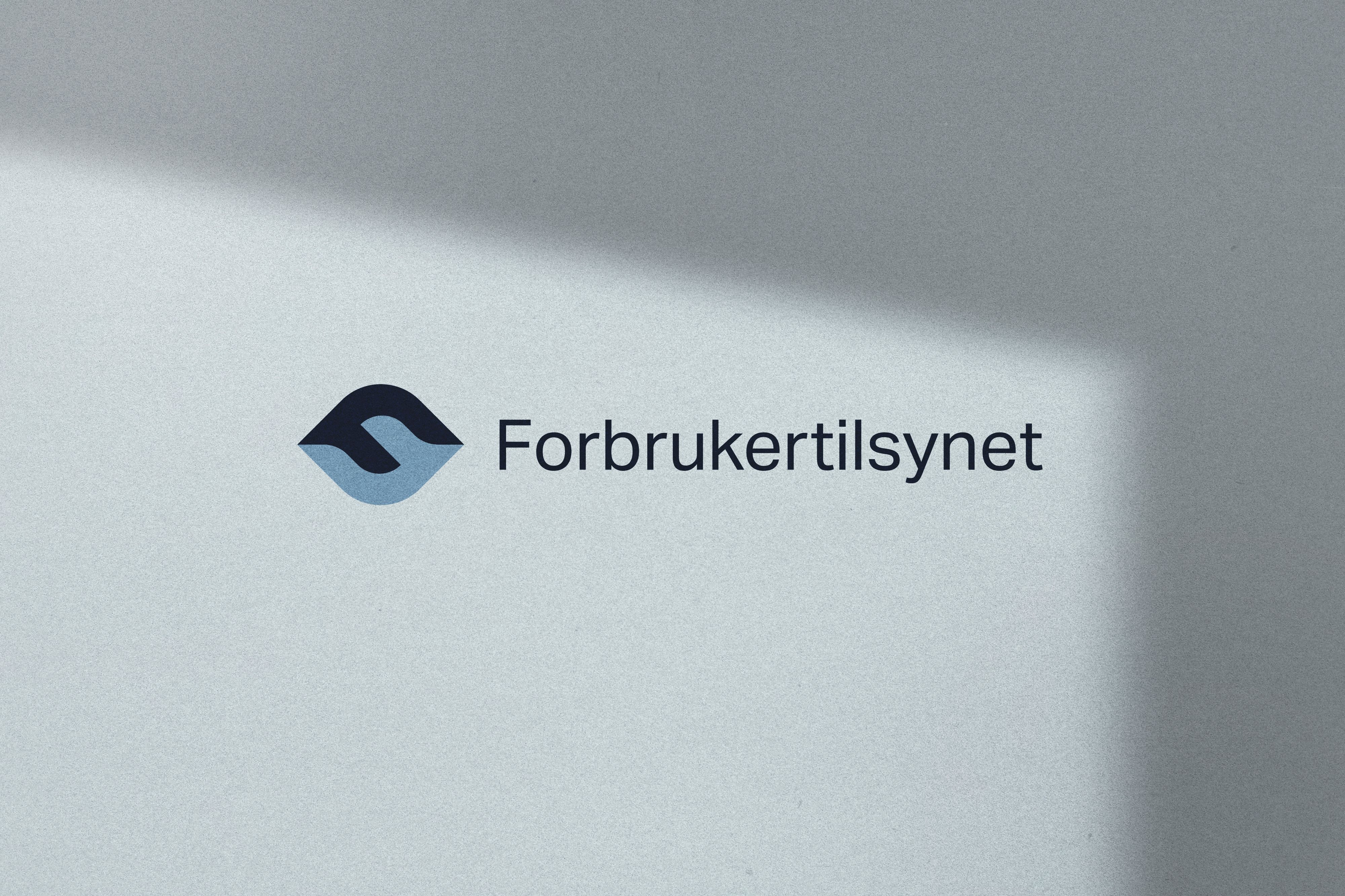 Forbrukertilsynet logo på papir. Foto.