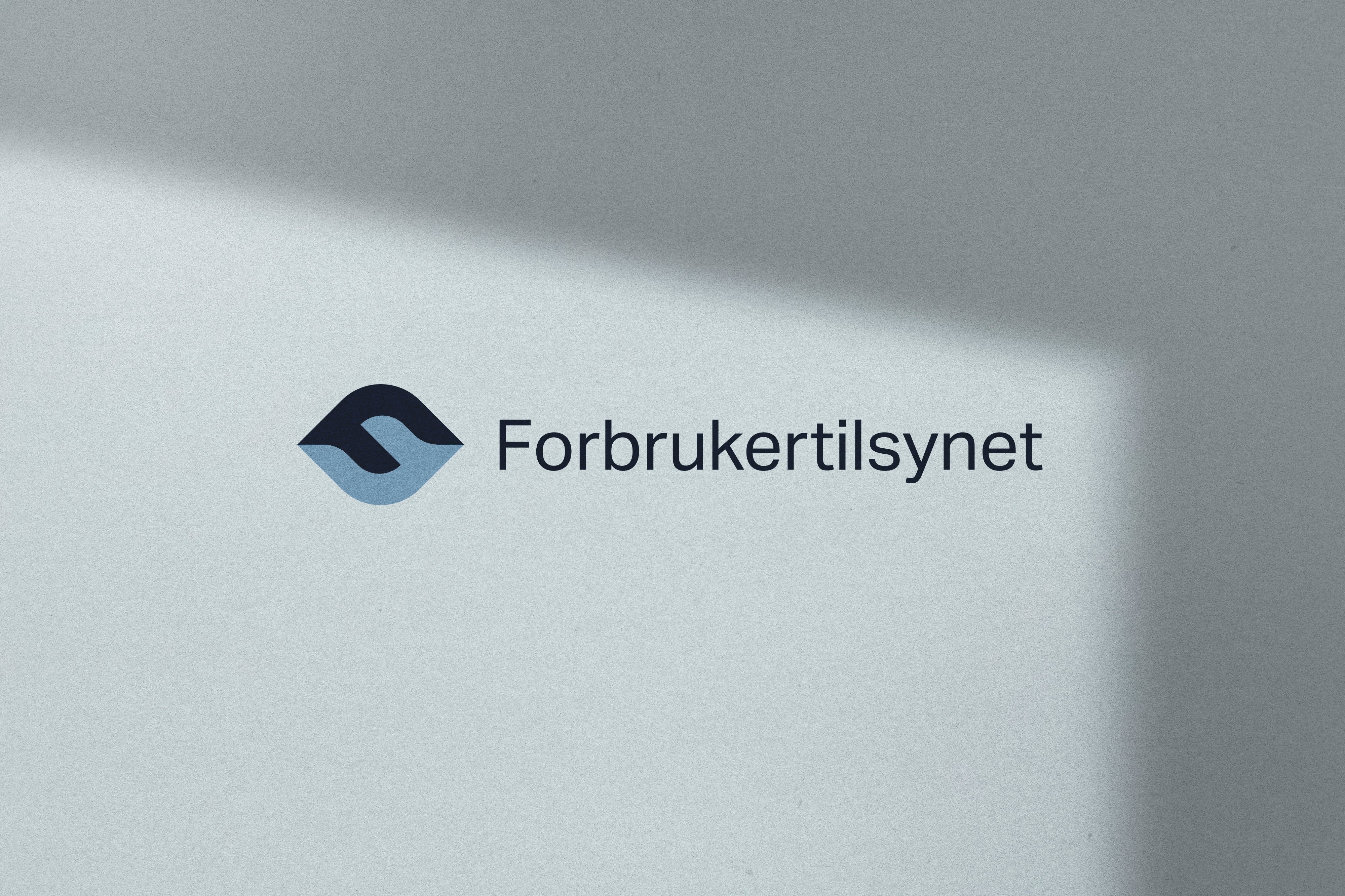 Forbrukertilsynet logo på papir. Foto.