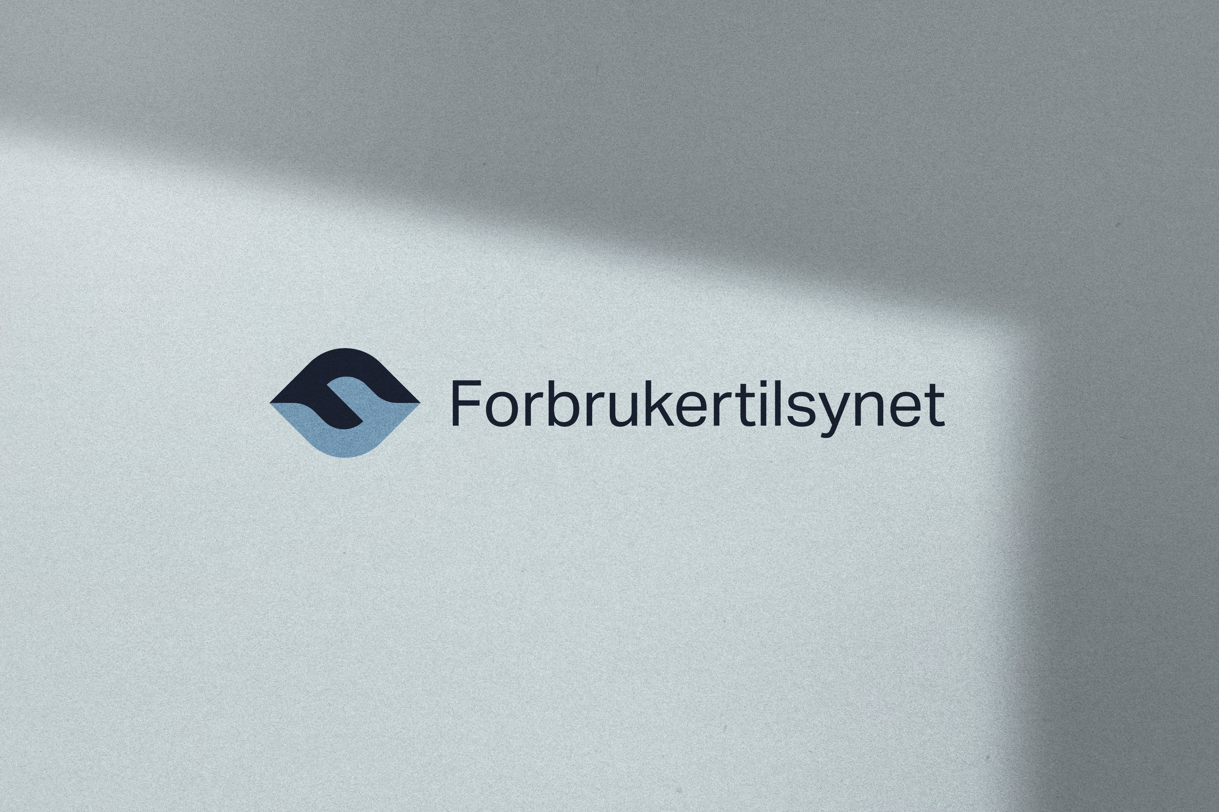 Forbrukertilsynet logo på papir. Foto.