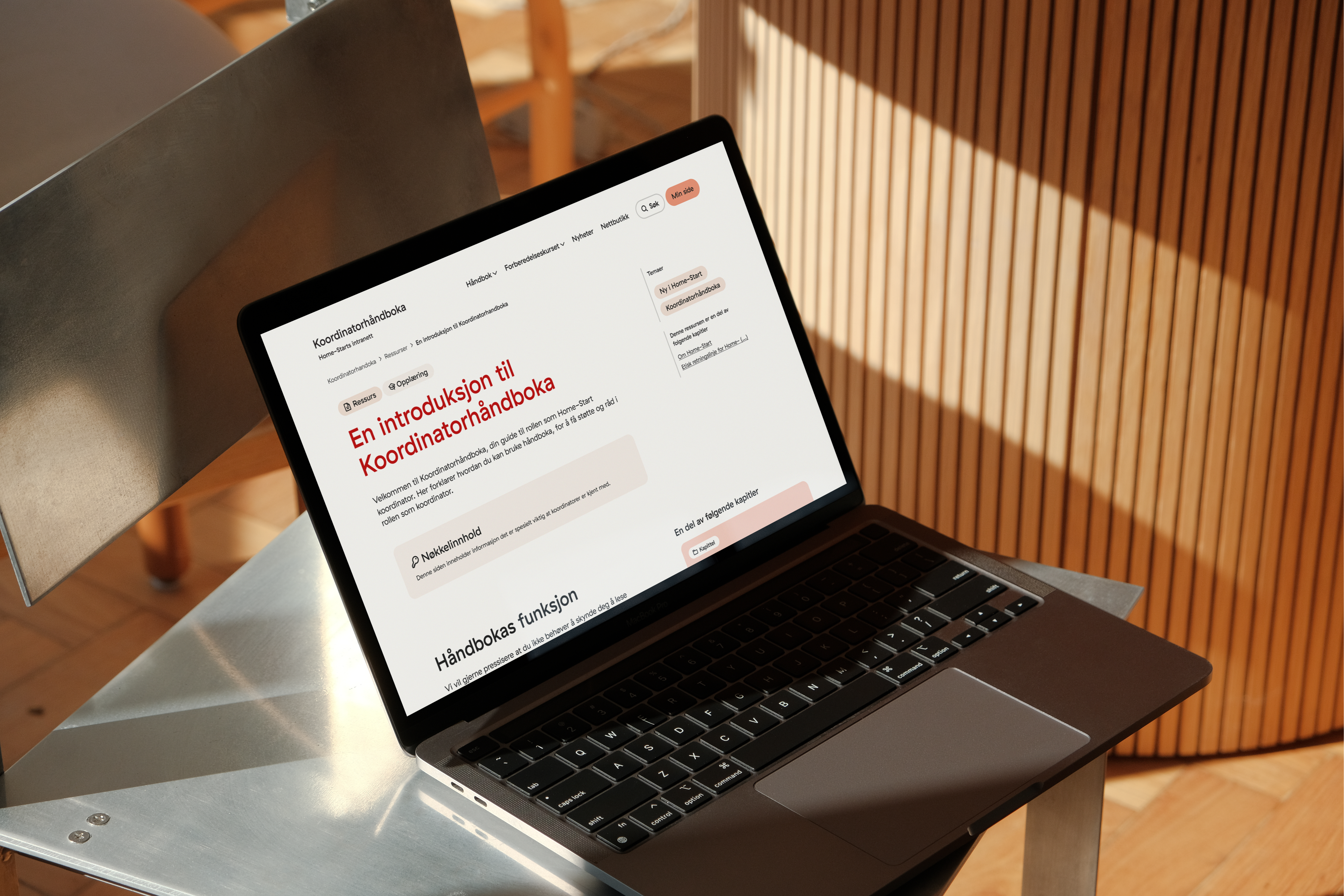 a laptop is open to a page that says en introduktion i koordinatorhandboka