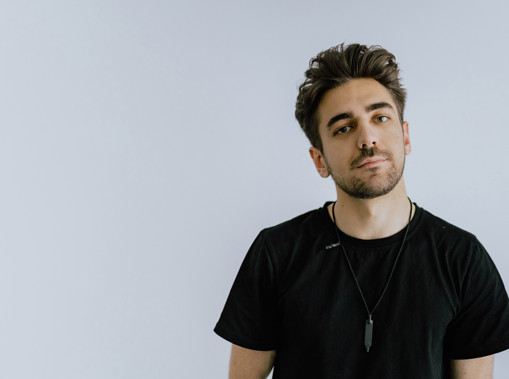 Ung mann som ser undrende inn i kamera. Foto