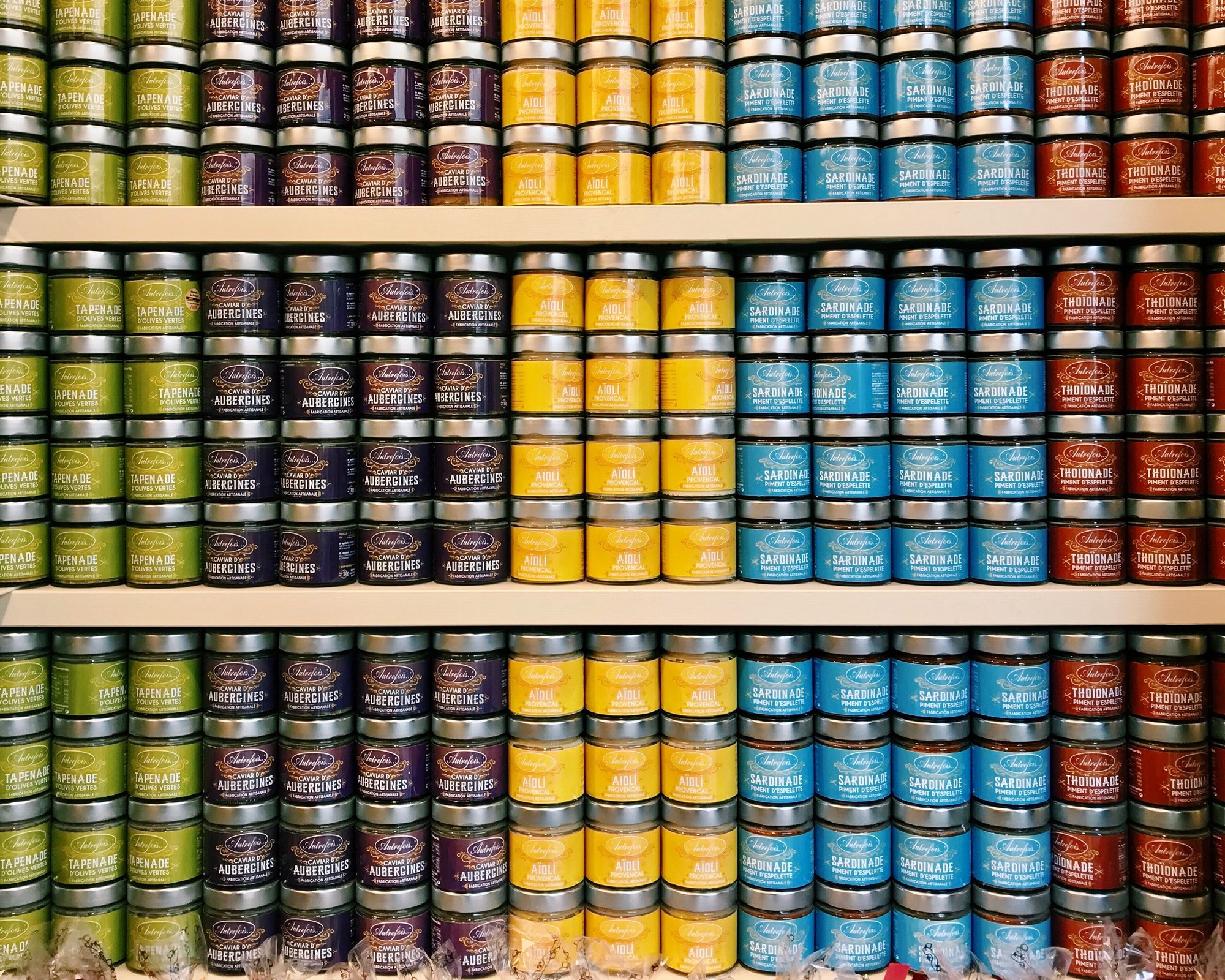 Mange krukker i vakre farger