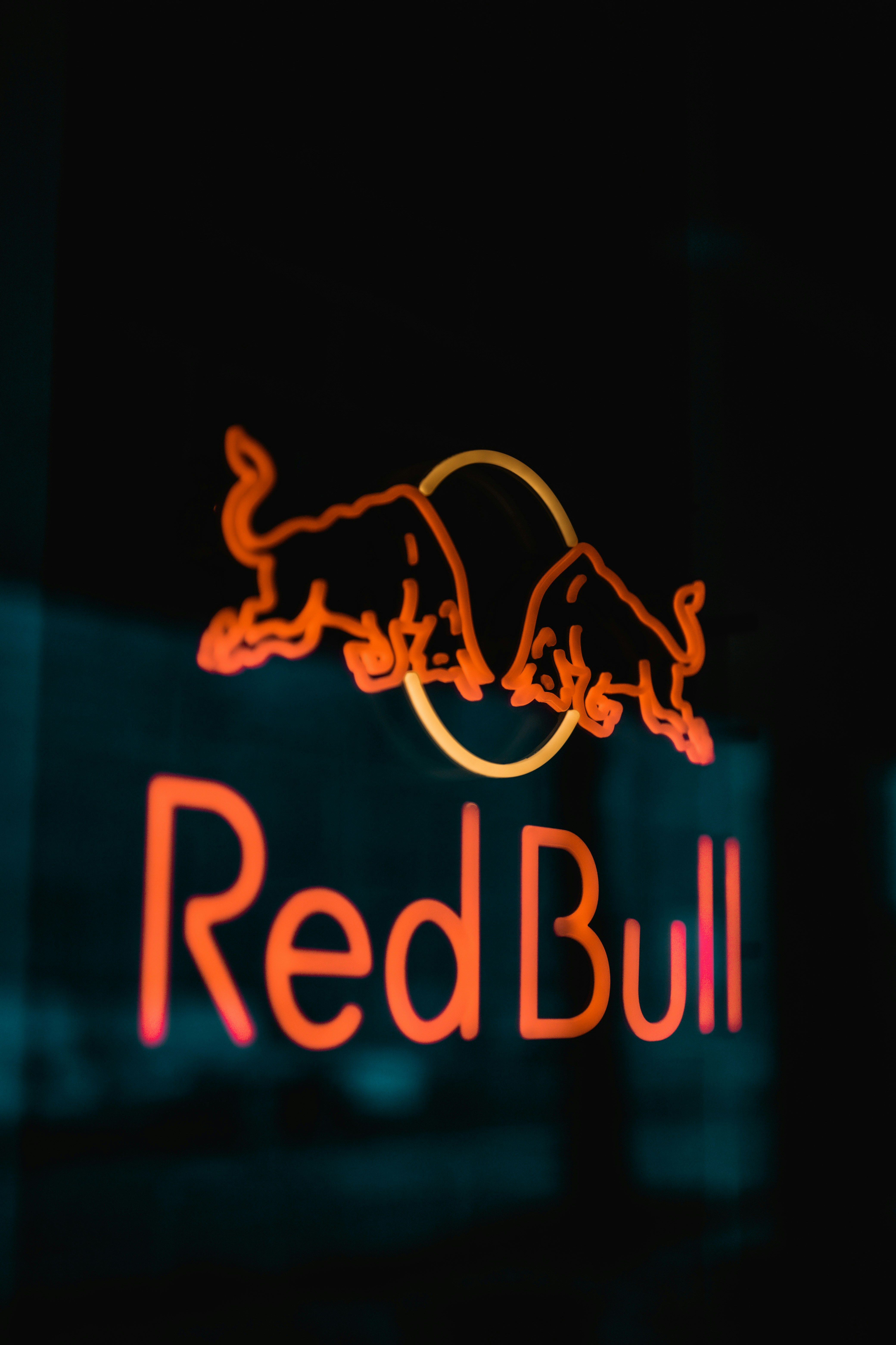 Red bull logoen i lysende Neon skilt. 