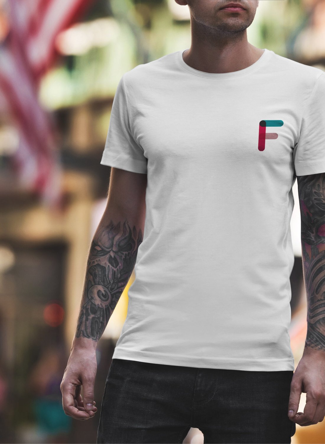 Mann med t-skjorte med Frifond-logo på