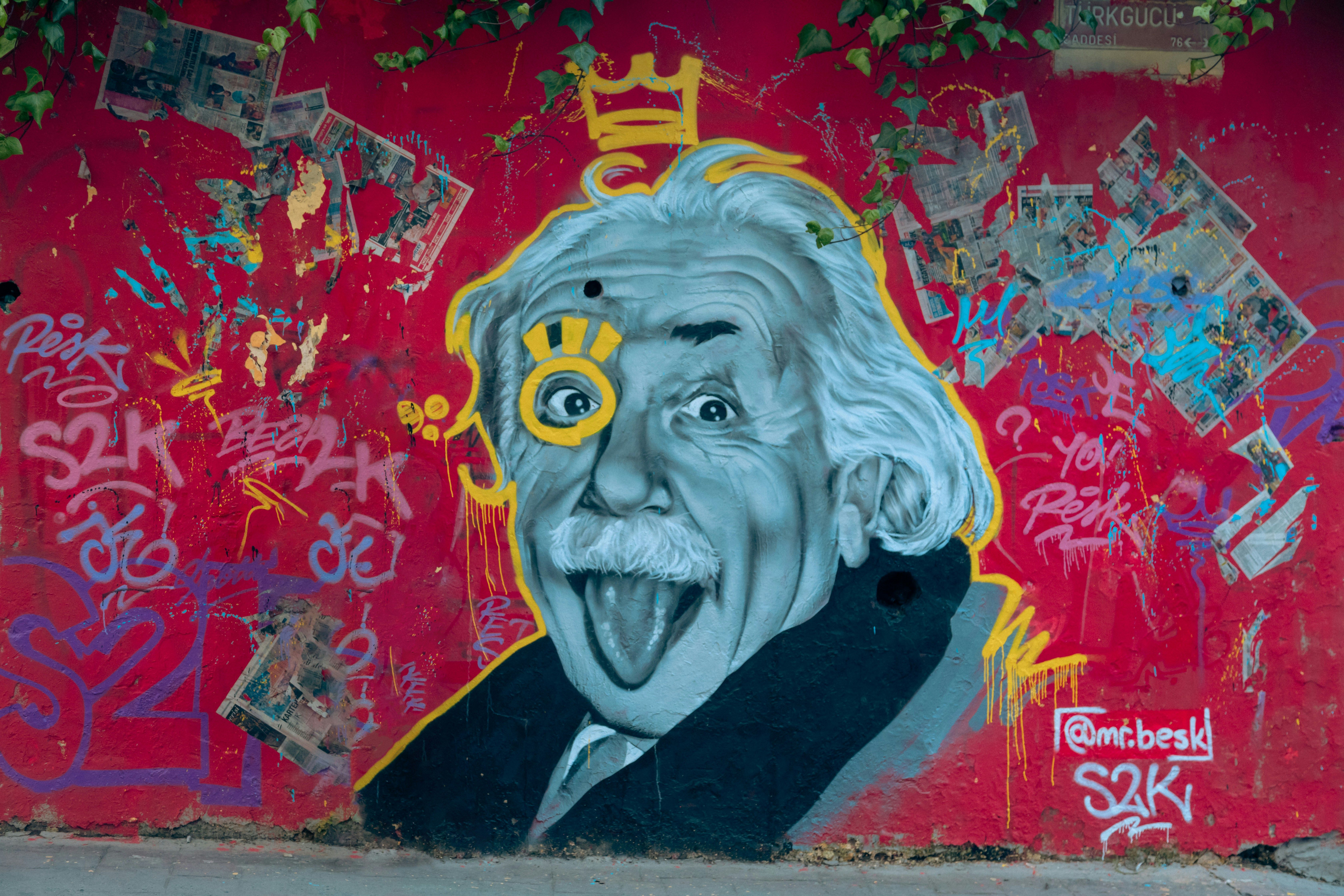 Einstein malt på en street art vegg med tungen ut. Foto. 
