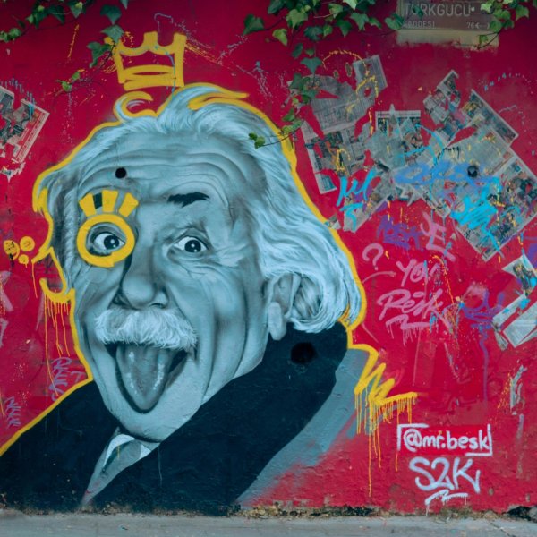 Einstein malt på en street art vegg med tungen ut. Foto.