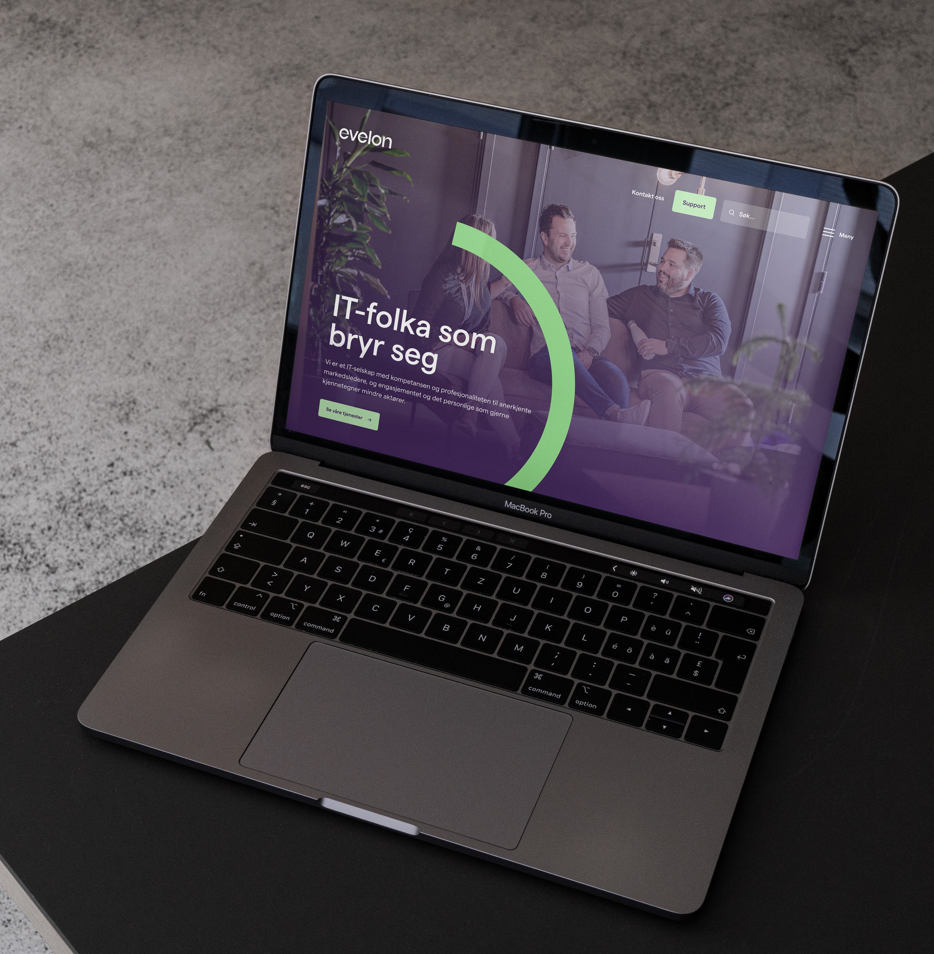 Skjerm som viser forsiden til Evelon. Foto.