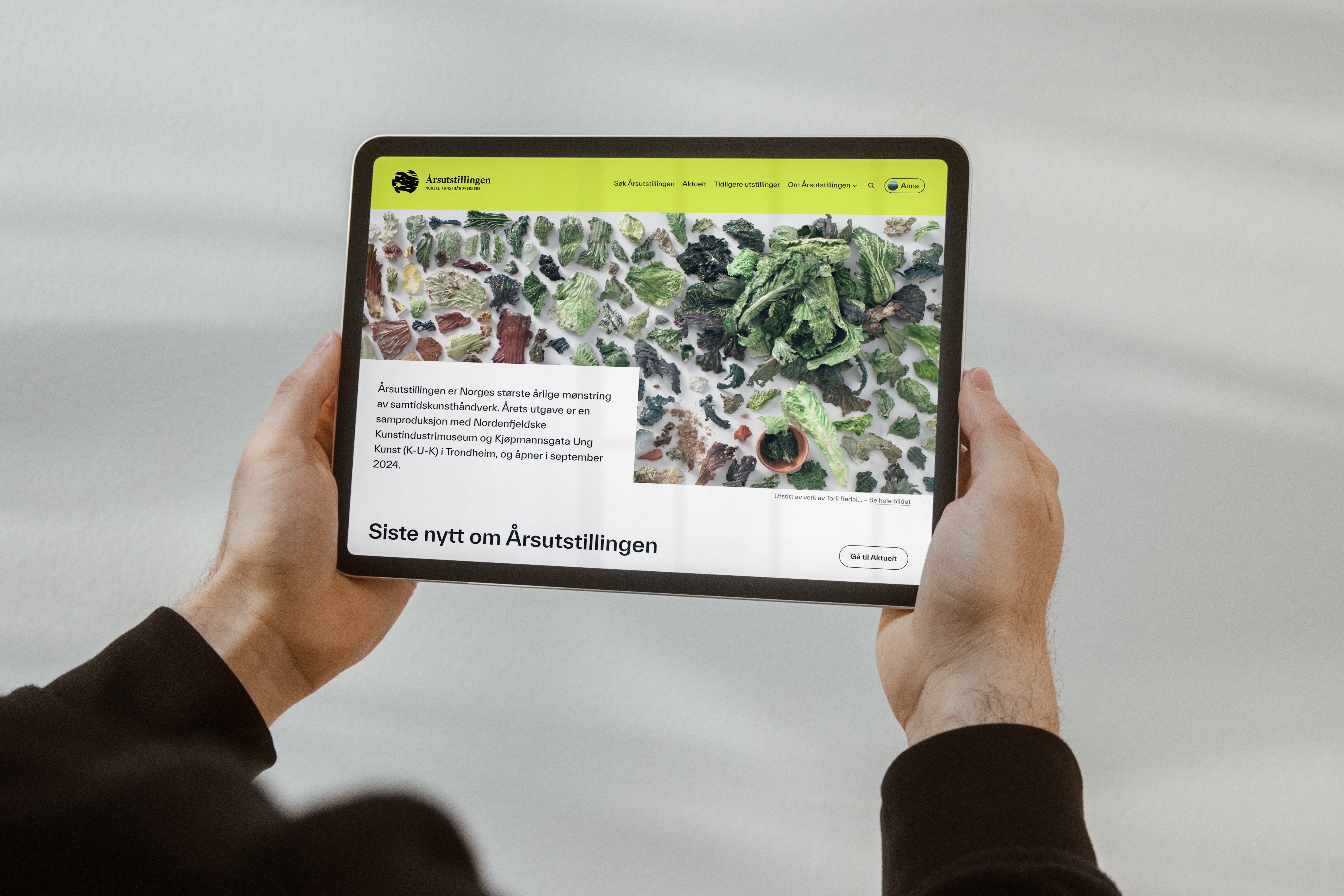 Et nettbrett med forsiden til Årsutstillingen