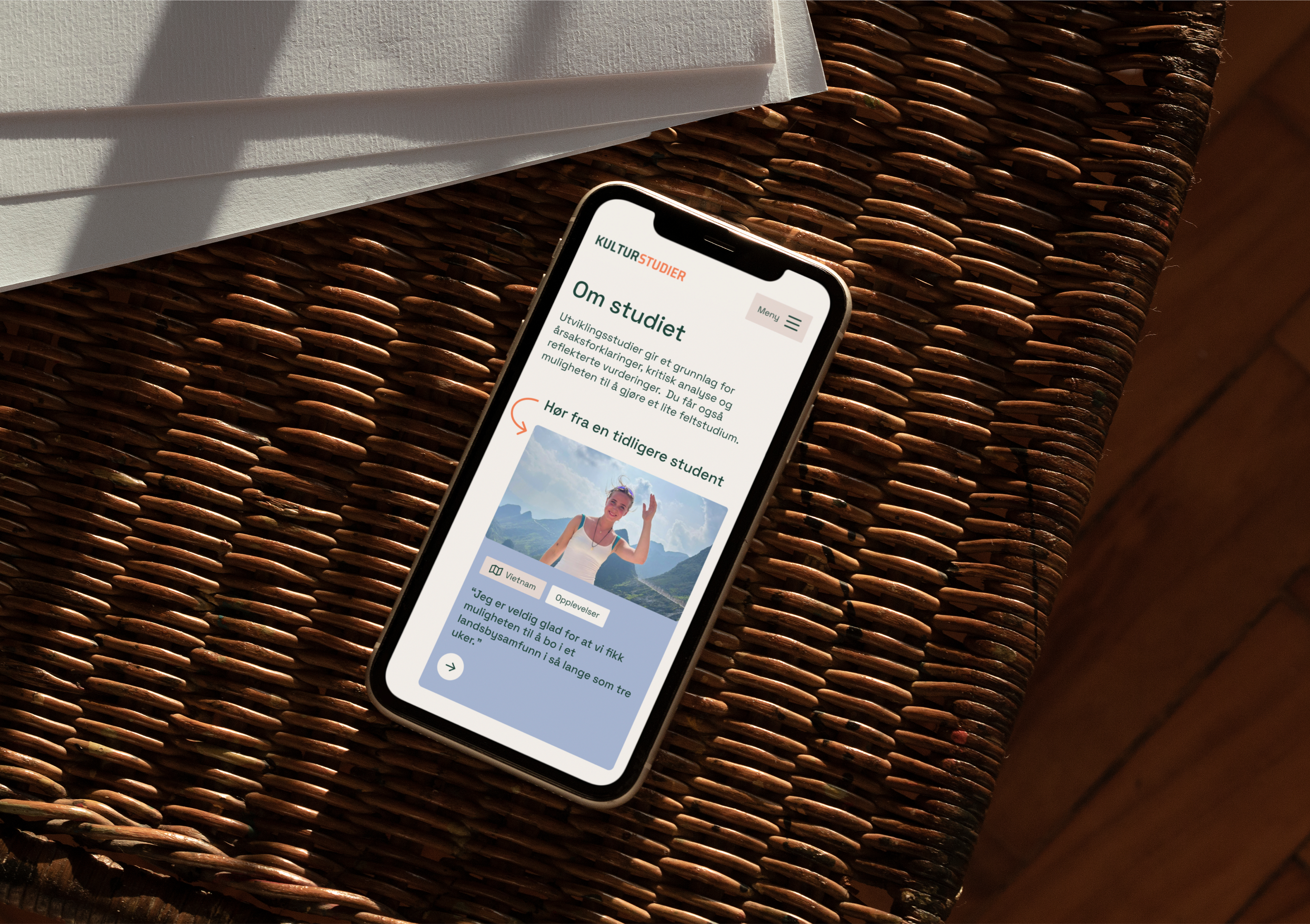 a cell phone displays a page that says om studiet