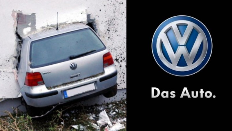 En Volkswagen-bil er fast i en vegg ved siden av et Das Auto-logo.