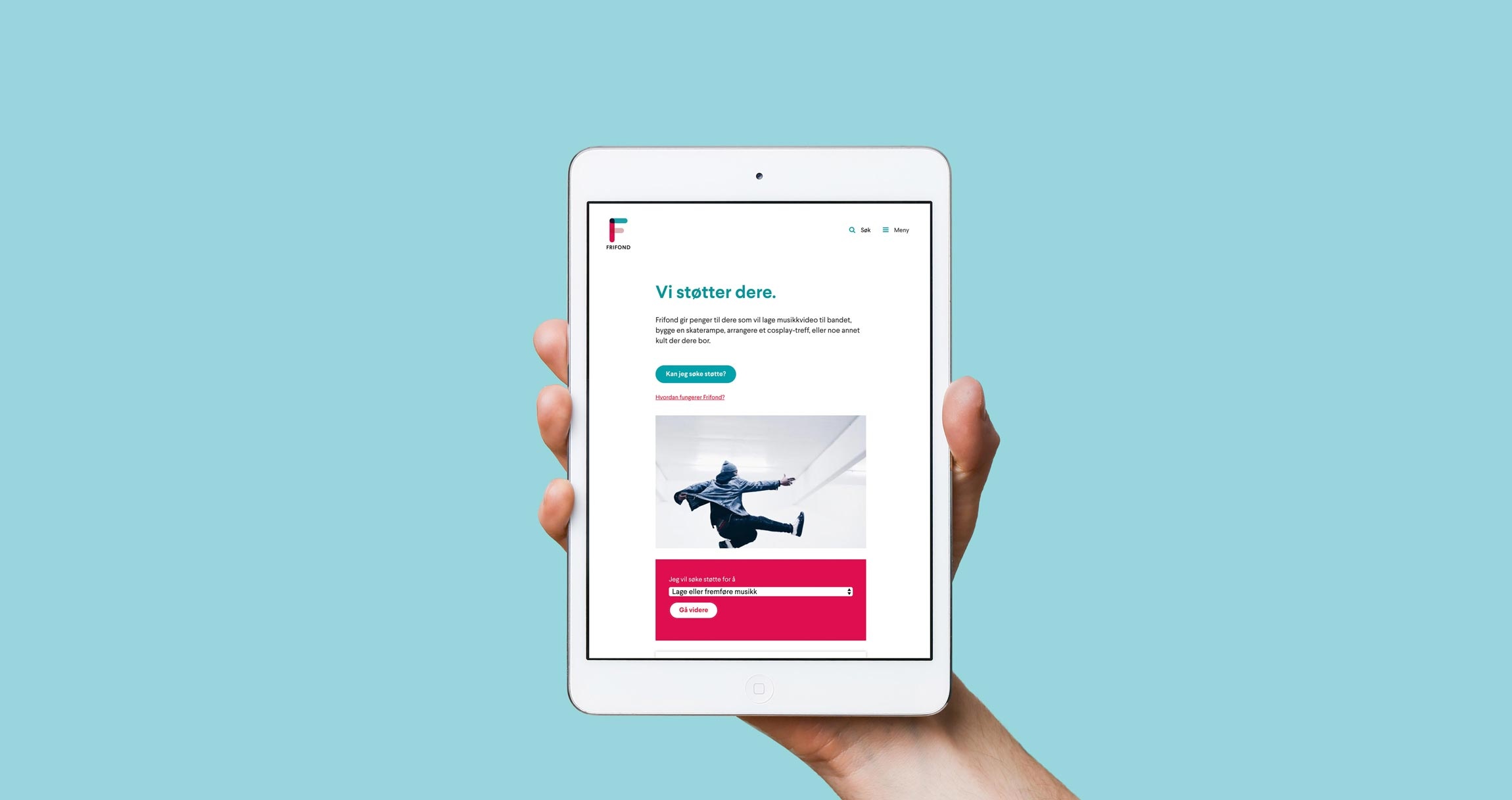 Person holder ipad med nettsiden til Frifond