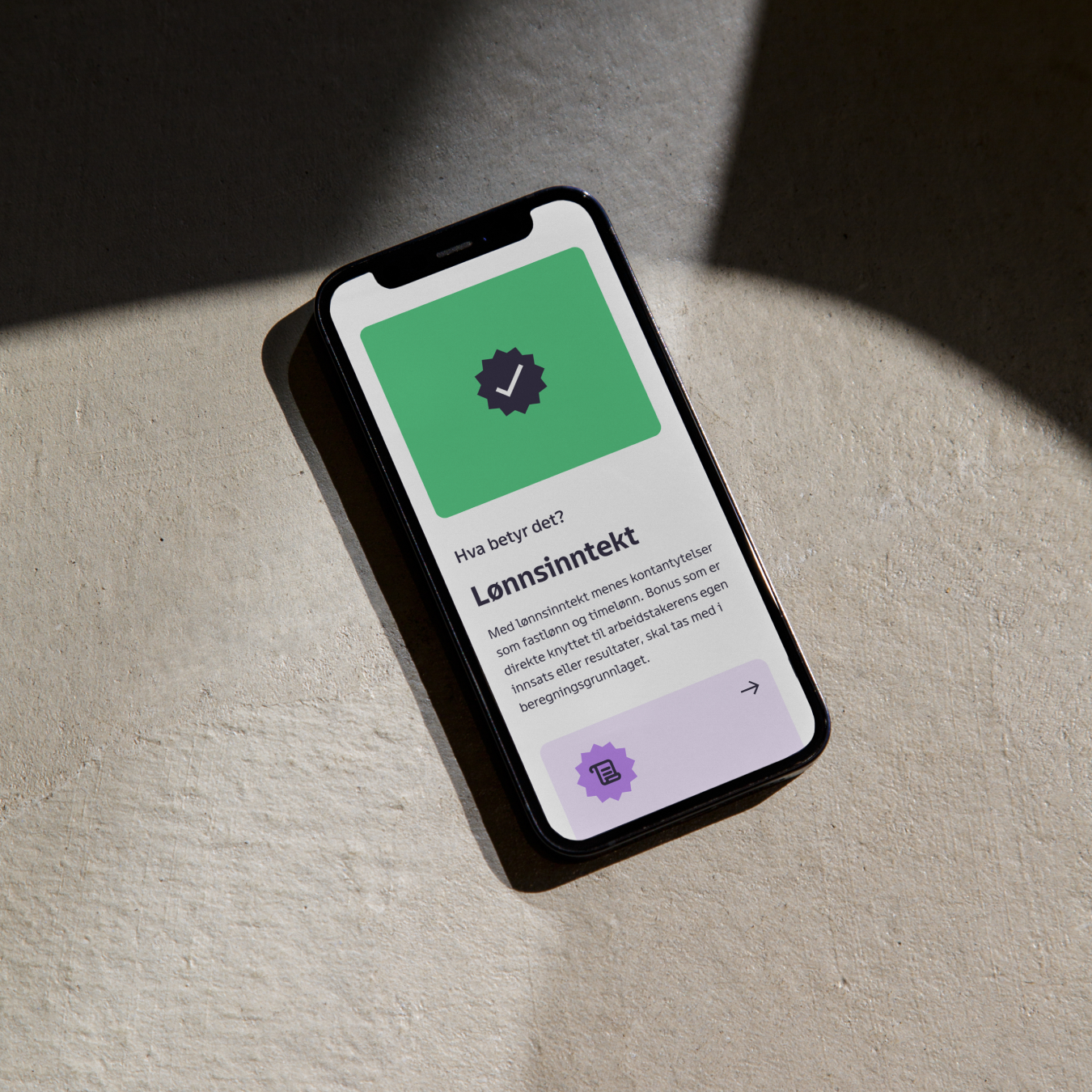 Iphone med skjermbilde av nettsiden hvor det står "Hva betyr det? Lønnsinntekt"