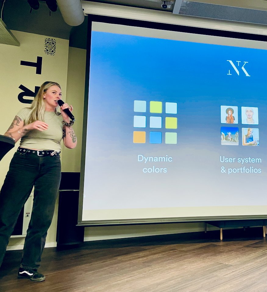 Anna holder foredrag foran en presentasjon hos Try. På sliden bak står det "Dynamiske farger", brukersystemer og porteføljer og fleksible skjemaer.