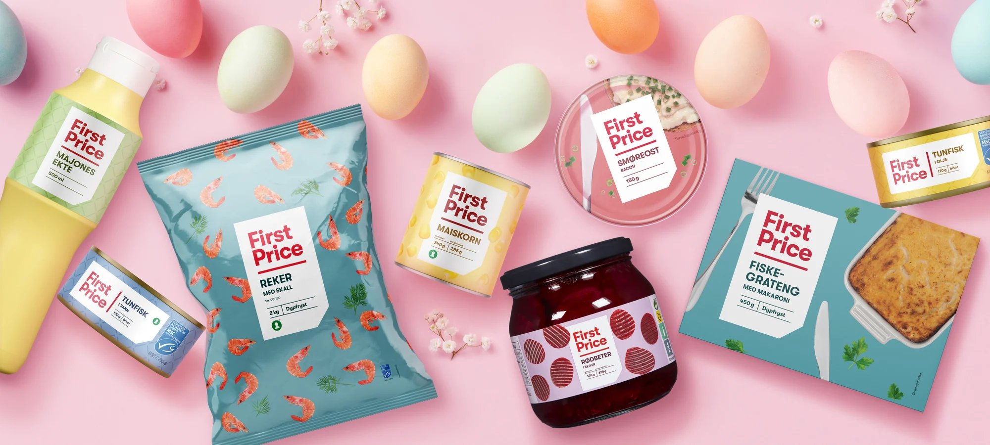En rekke First Price-produkter er stablet oppå hverandre på en rosa overflate.