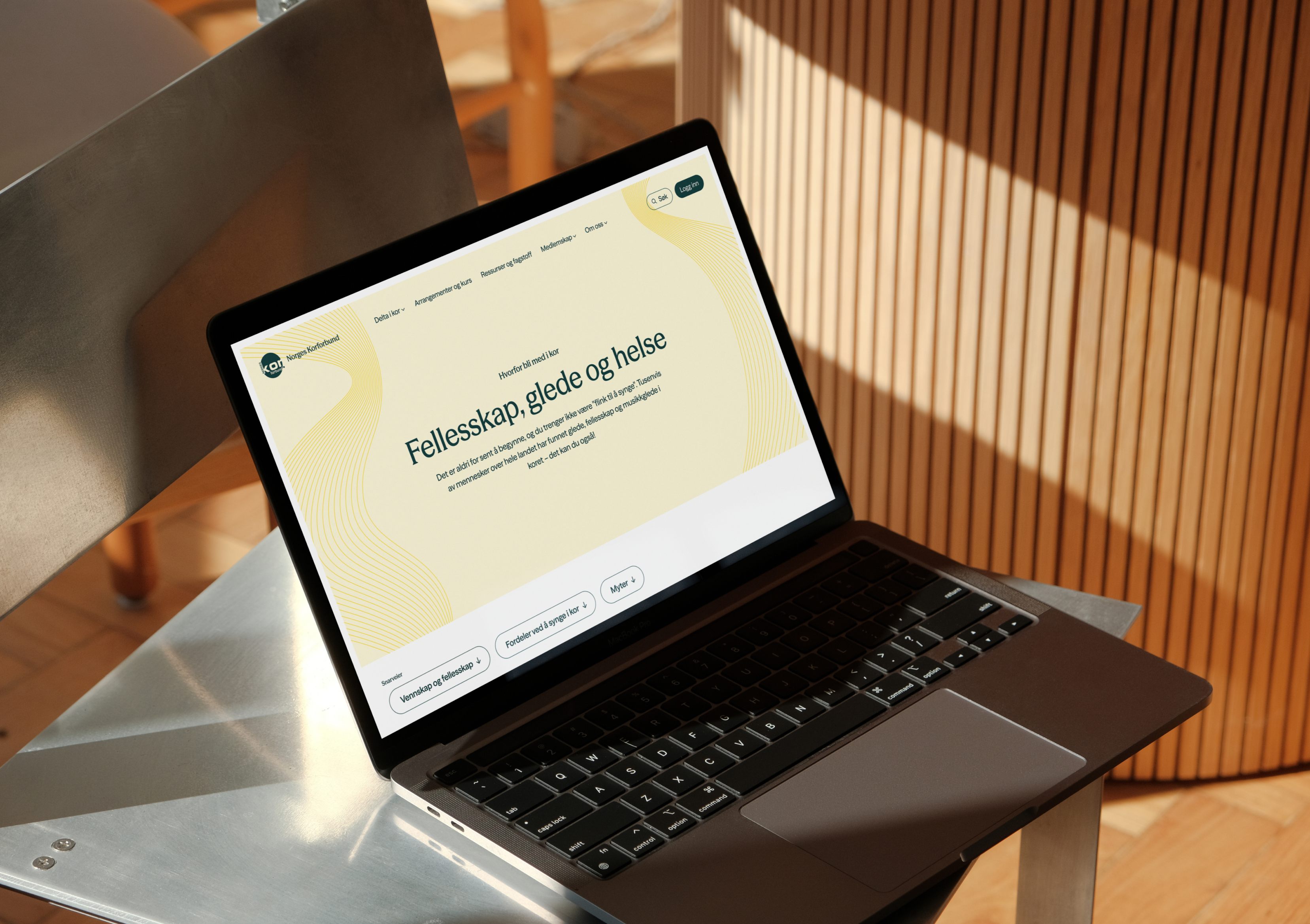 a laptop is open to a page that says fellesskap glede og helse