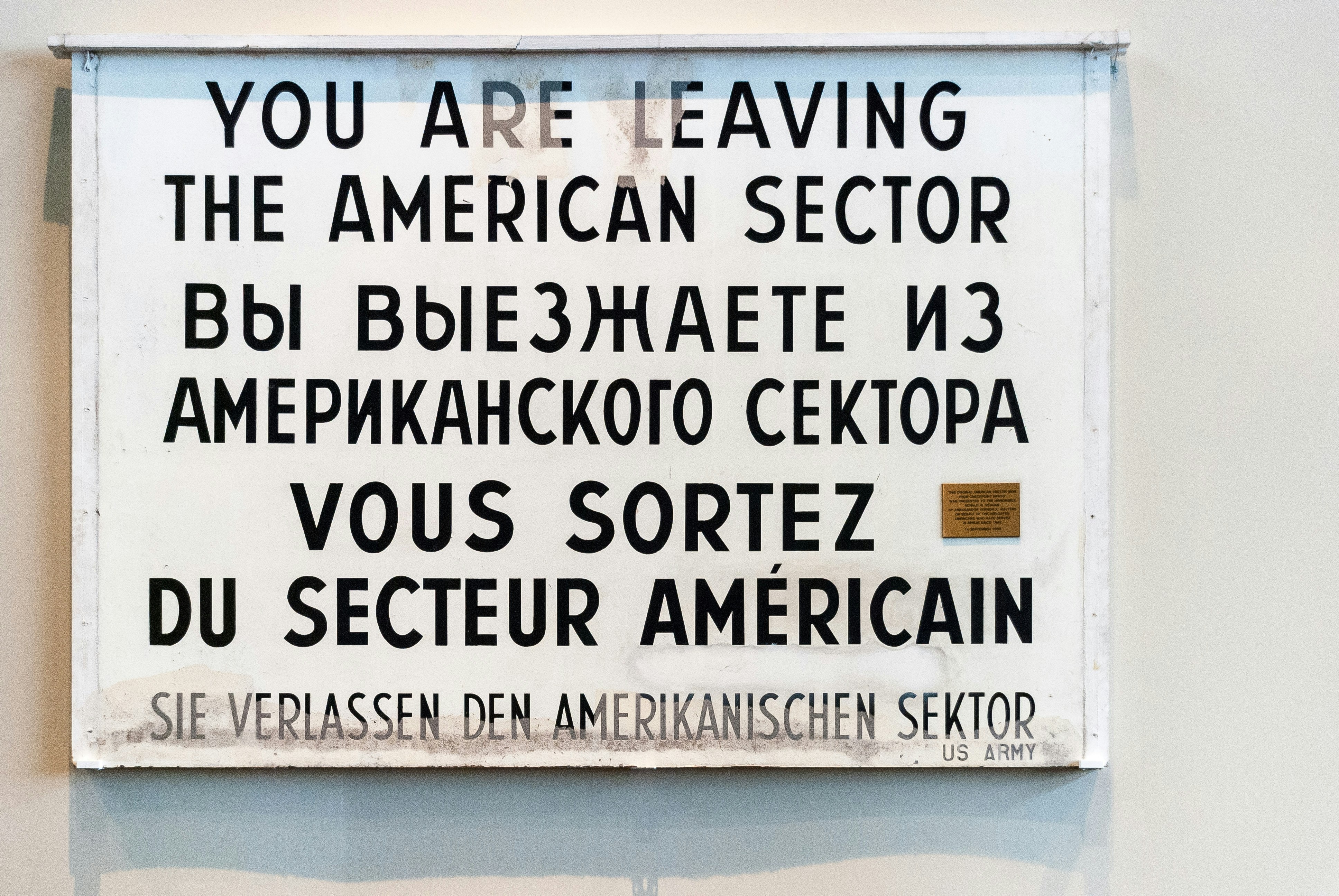 Berlin skiltet: "You are leaving the american sector"