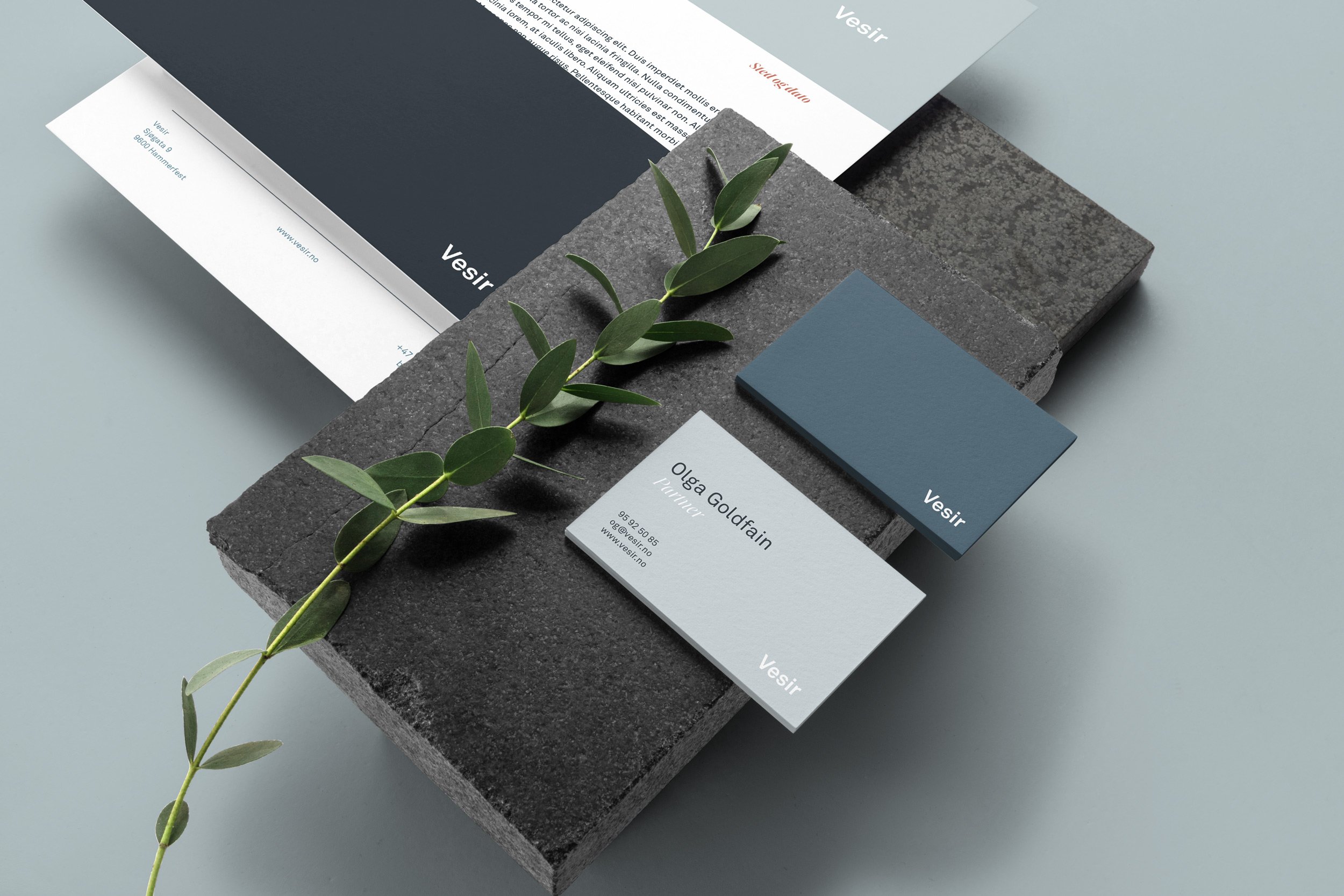 Elegante brevark og visittkort som Kult Byrå designet for Vesir.