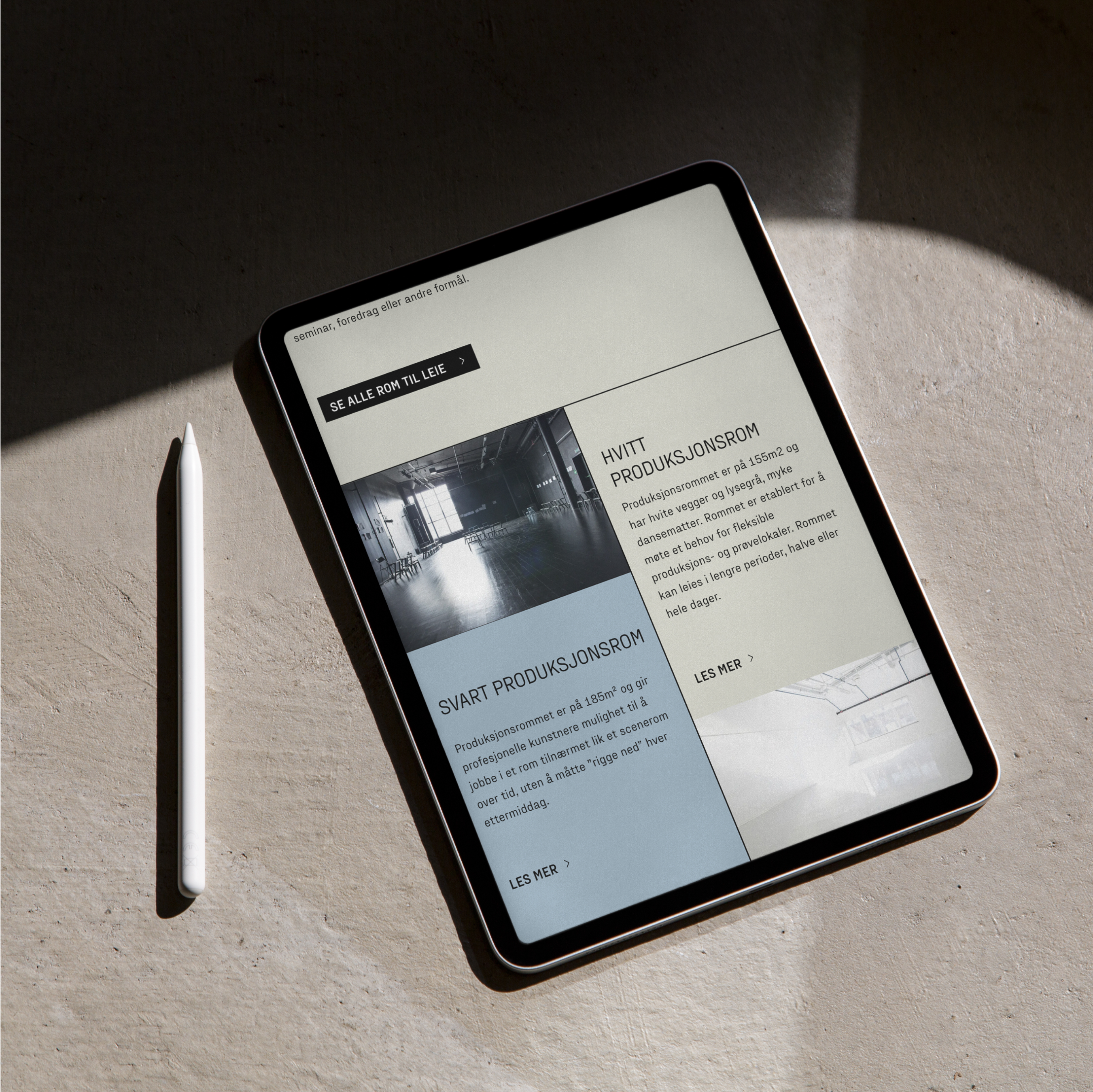 en tablett er åpen på en side som sier black production room