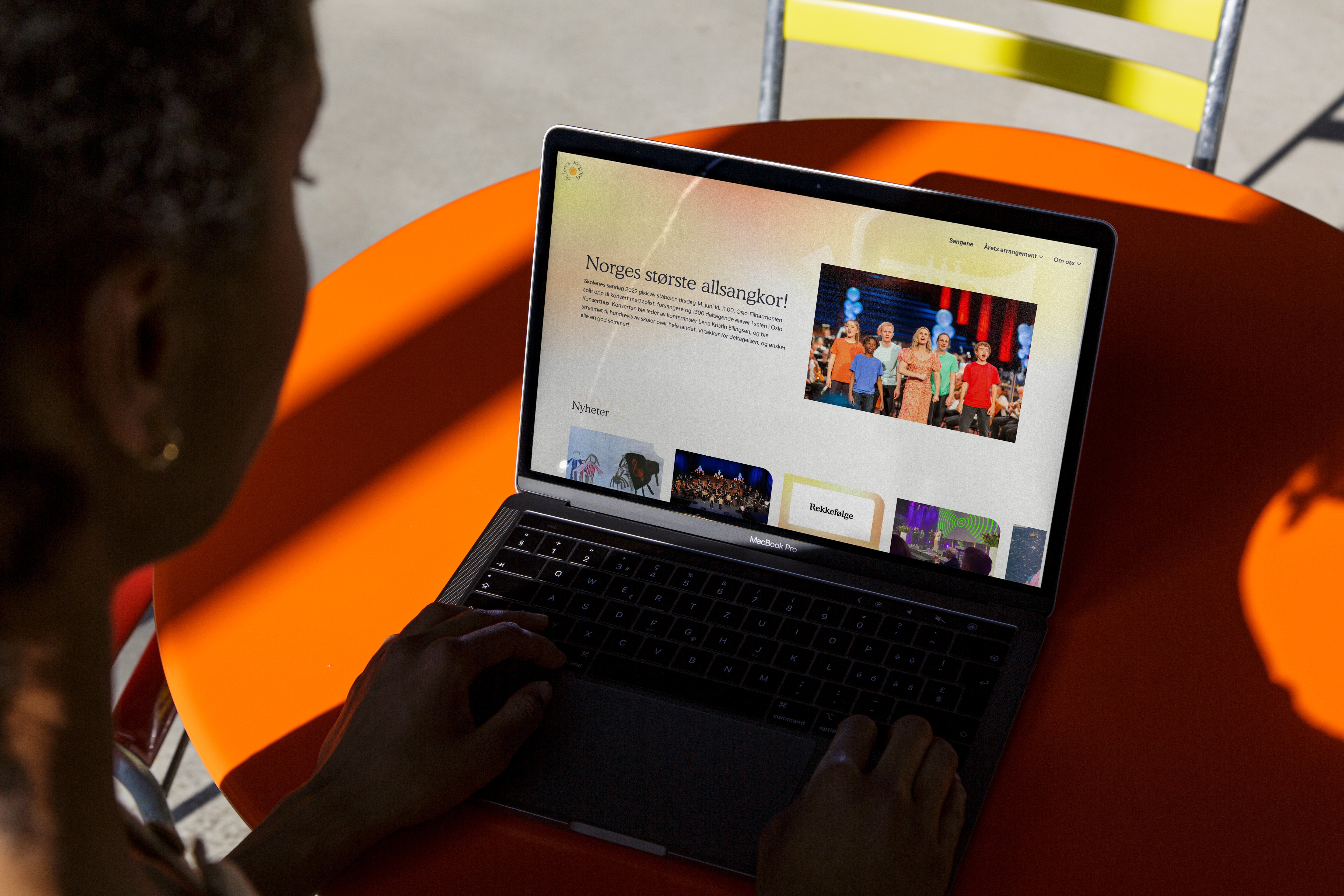 Dame bruker nettsiden. Foto.