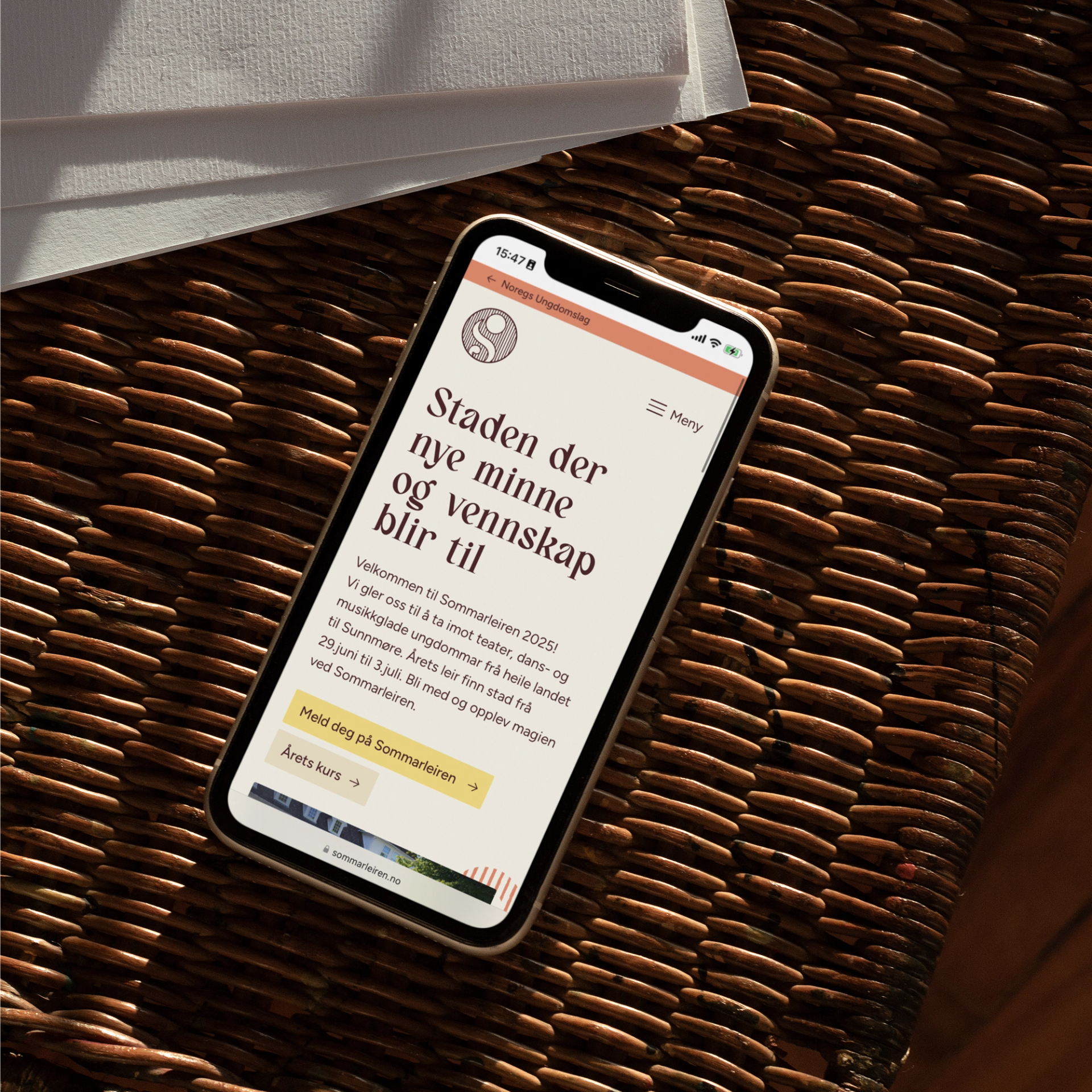 a phone displays a page that says " staden der nye minne og vennerskap blir til "