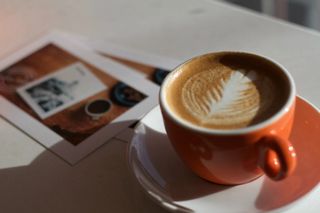 Kaffekopp med melkekunst. Foto