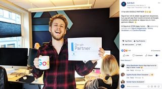 Screenshot av en facebook post der Sigurd holder et ark der det stÄr "Google Partner", sammen med en kopp
