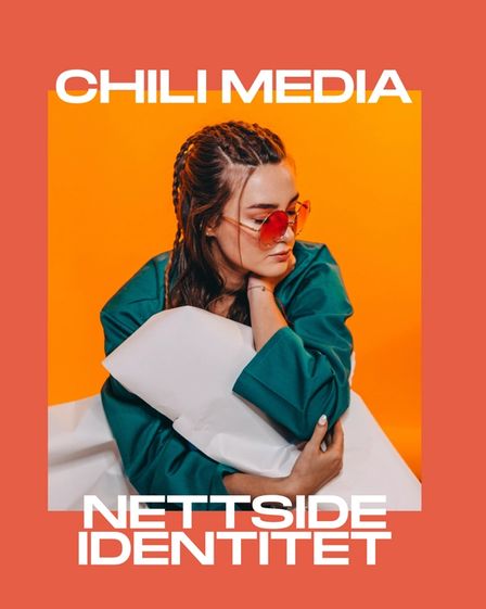 Bilde av dame med sobriller og teksten: "Chili Media, nettside og identitet"