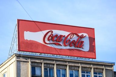 Coca Cola logoen på et billboard i sola
