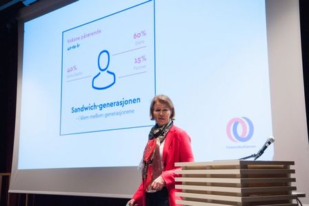Anita Vatland som presenterer funnene fra Pårørendealliansen sin undersøkelse på Litteraturhuset i Oslo