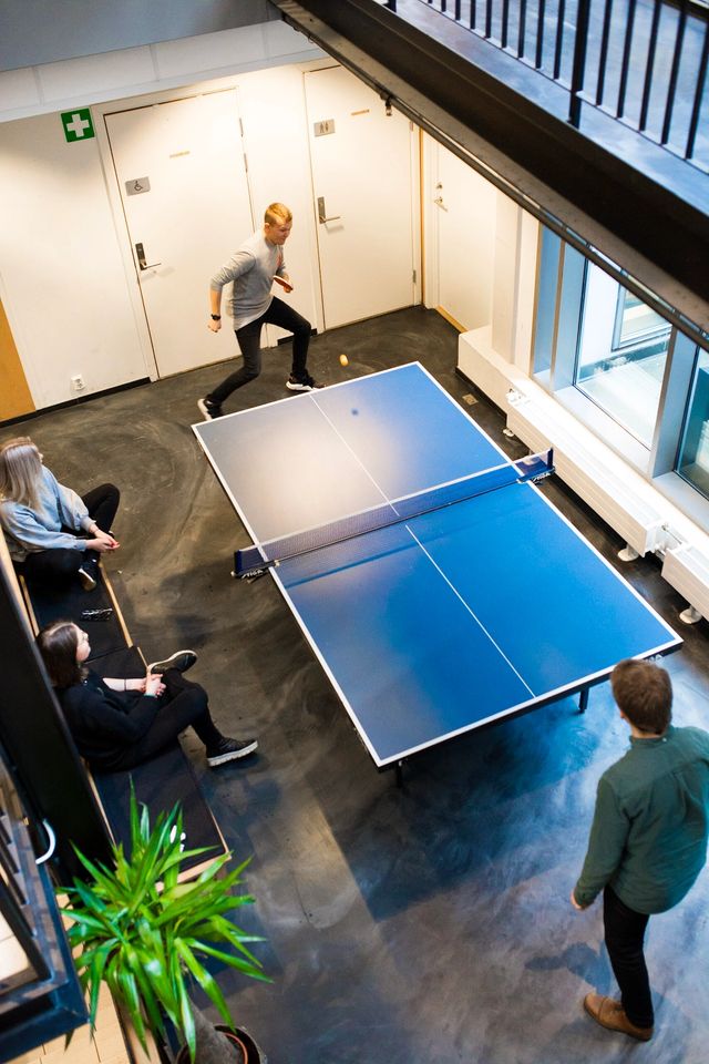 Kult gjengen spiller ping pong og har det gĂžy