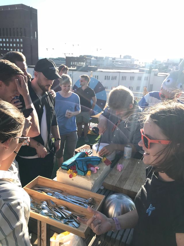 Bilde fra Kult sin sommerfest med en flott kake.