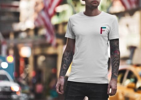 Mann med t-skjorte med Frifond-logo på 