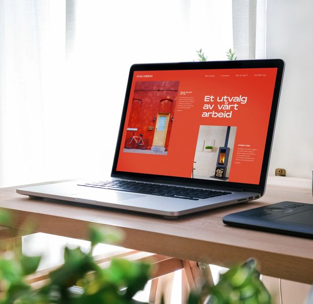 Mac som har nettsiden til Chili Media oppe. Står "Et utvalg av vårt arbeid" på nettsiden. Foto